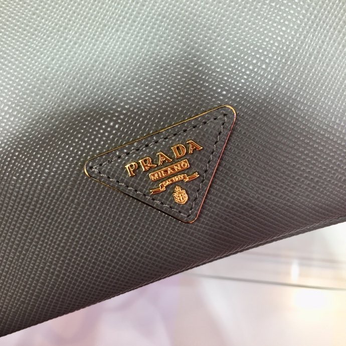 PRADA普拉达进口粗十字纹牛皮水桶包1BZ032