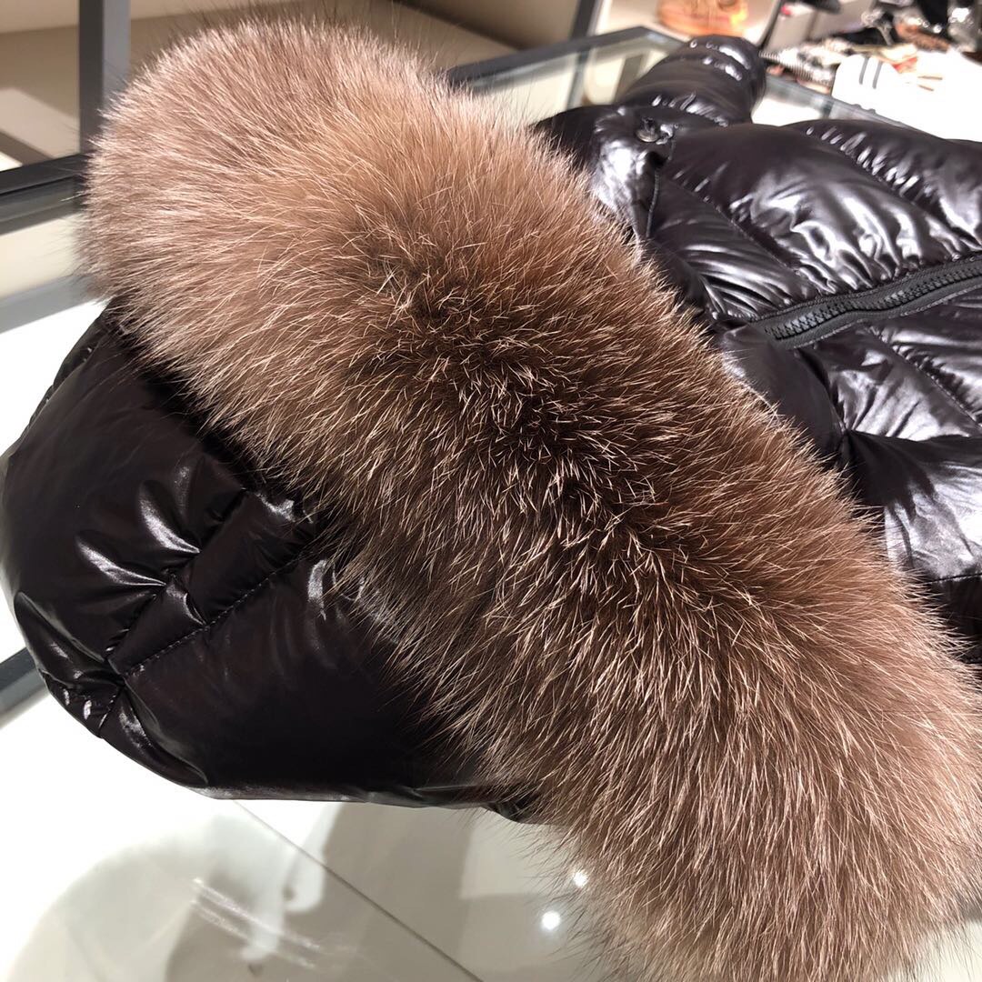 P670 🔥女款🔥
M家最新款 女超长款
狐狸毛领
Size 1-4码 S-XL