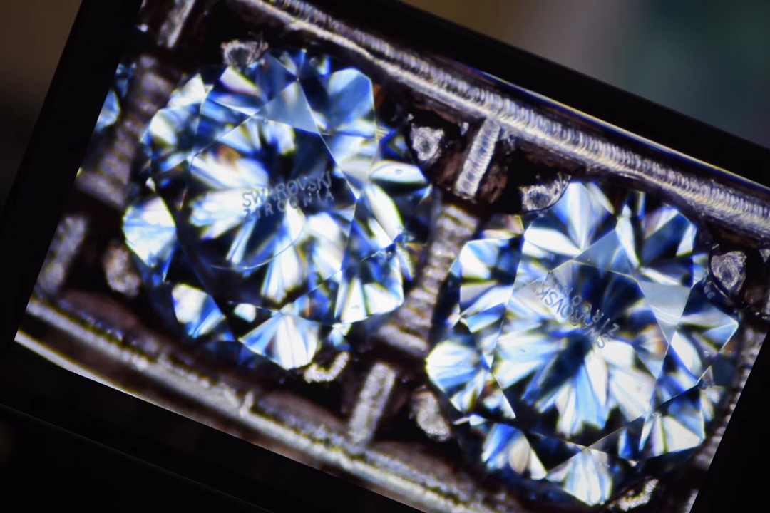 NO:146193,The V7 factory Portofino is inlaid with the world's top-level Swarovski top-grade zircon, each of which is engraved with swarovski zirconia (you can see it with a magnifying glass, the only one in the industry). Swarovski zirconia is the world's first combined square zirconia, which fully meets the comprehensive standards of the leading international diamond rating authority GIA in evaluating diamond cutting grade. With its unparalleled dazzling light, it can be compared with diamonds!  The overall effect is infinitely close to the authentic one!  It can be said that the authentic products brought by excellent work and the high cost performance are the visuals. SWAROVSKI ZIRCONIA is the world's first combined zirconia fully meets the leading international diamond rating authority. The Gemological Institute of America (GIA) is the comprehensive standard for evaluating diamond cutting grades. With its unparalleled brilliant light, SWAROVSKI ZIRCONIA has become the best quality and most comparable diamond zirconia on the market. Perfect saturated colors, exquisite cutting, inspired by Swarovski's more than a hundred years of precise cutting experience, and the inspiration of fantasy diamonds. In addition, the patented surface optimization process TCF (hot melt coloring technology) is SWAROVSKI  ZIRCONIA creates bright and dazzling colors; this technology not only meets environmental protection requirements, but also ensures that each gem is not irradiated and does not contain radiation. The resulting collaborative zirconia color can withstand the test of daily use. Quality assurance. Each SWAROVSKI ZIRCONIA in V7 factory is engraved with a non-visible certification mark. The 