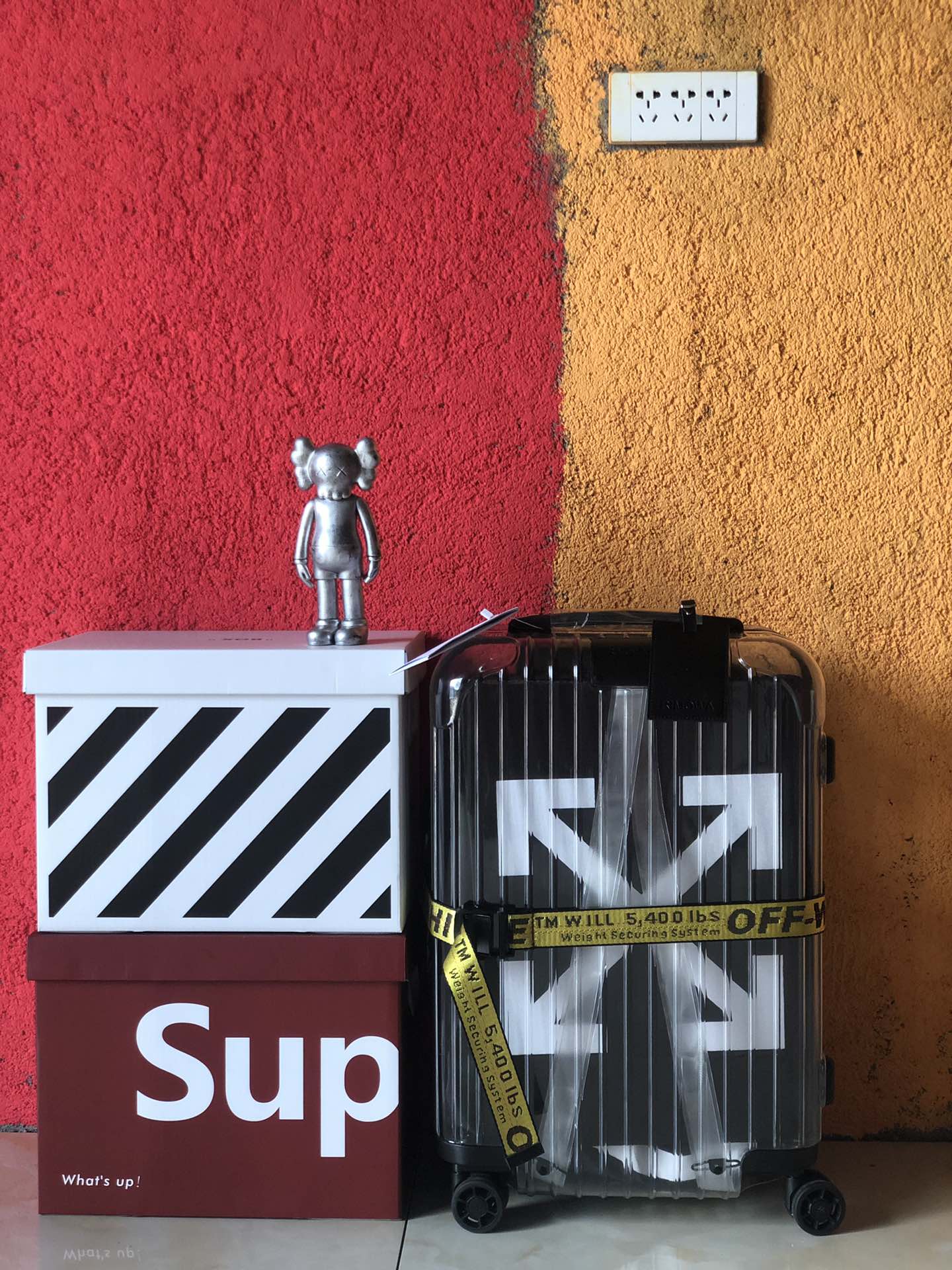 OFF *.♡➁⓿➀➇. RIMOWA x Off-White™ •♡ Compañero de viaje imprescindible para el viajero moderno, un modelo híbrido que te…