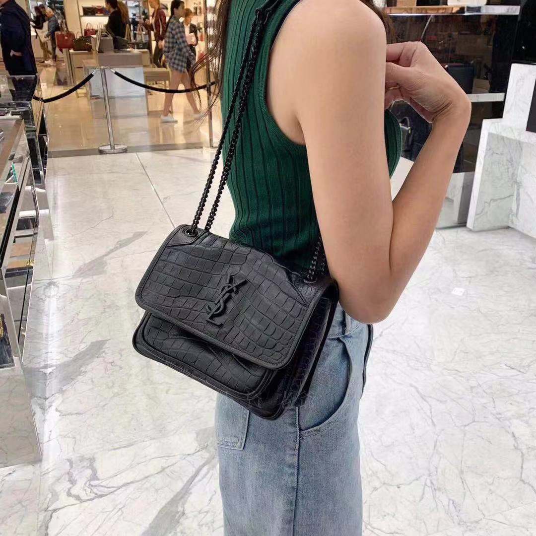 YSL 𝐍𝐢𝐤𝐢 22𝐜𝐦 邮差包 533037鳄鱼纹黑色/黑链