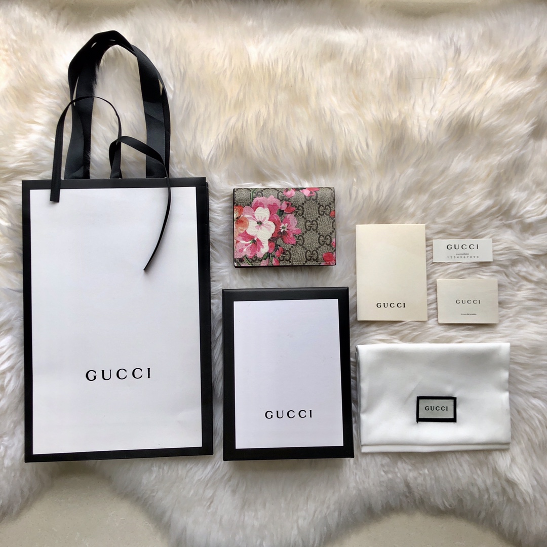 现货🅿【1:1顶级品质】💰300
🔹实拍图 配独家正品包装‼

已成经典‼GUCCI BLOOM 系列天竺葵卡
包
经典印花元素上加的花卉，颜值逼格UP了不知道几个档次，当然除了颜值还有它超级实用，这种类型的卡包GUCCI绝对是鼻祖，如果平时上街2000内现金，6张卡位，很精致，大多数包包都完美匹配，专柜已经买不到，代购都是卖我们的货，专柜品质绝对够硬‼model 453176 size 11*9