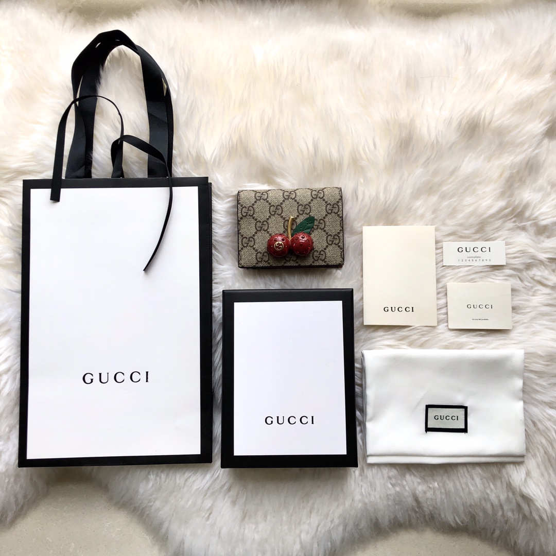 现货🅿【1:1顶级品质】💰
🔹实拍图 配独家正品包装‼

Gucci樱桃品小钱包/卡包~性价比之选
今天拿到Gucci的樱桃钱包啦!
一直想买个大牌钱包，正好缺小钱包。最开始想买LV的小粉豆豆，但是不想包包都是老花，也需要适当活泼一点吧。而且gucci这个比Lv粉豆豆设计合理～能装。自然毫不犹豫选择了这款。

官网是在卡包分类的，不再钱包分类里。
但其实纸钞位应该也能装不少纸币了(现在 纸币使用率真的很低..)

零钱位可以放硬币!
卡位有五个，但是我还在零钱包里放了张卡哈哈
这个钱包搭配得刚好吧，既不过分可爱，也不是纯Logo花纹那么呆板。真的性价比非常高了!model 476050 size 11*9