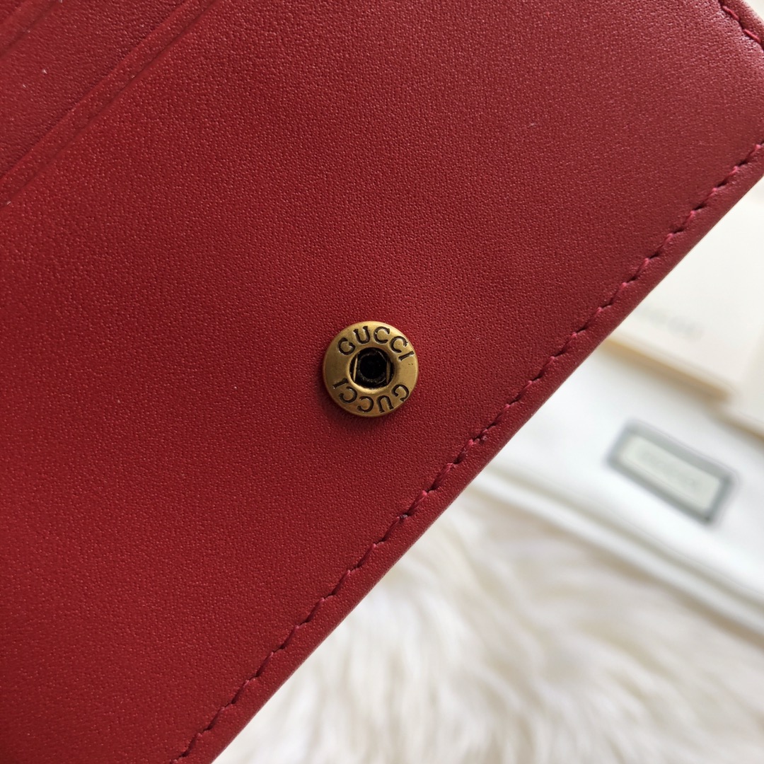 现货🅿【1:1顶级品质】💰
🔹实拍图 配独家正品包装‼

Gucci樱桃品小钱包/卡包~性价比之选
今天拿到Gucci的樱桃钱包啦!
一直想买个大牌钱包，正好缺小钱包。最开始想买LV的小粉豆豆，但是不想包包都是老花，也需要适当活泼一点吧。而且gucci这个比Lv粉豆豆设计合理～能装。自然毫不犹豫选择了这款。

官网是在卡包分类的，不再钱包分类里。
但其实纸钞位应该也能装不少纸币了(现在 纸币使用率真的很低..)

零钱位可以放硬币!
卡位有五个，但是我还在零钱包里放了张卡哈哈
这个钱包搭配得刚好吧，既不过分可爱，也不是纯Logo花纹那么呆板。真的性价比非常高了!model 476050 size 11*9