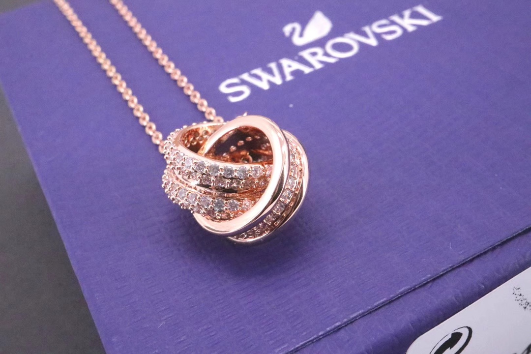 Swarovski经典款满钻双环扣锁骨项链这款揉合了抛光镀玫瑰金色元素与闪烁悦目的透明密镶仿水晶环环紧扣