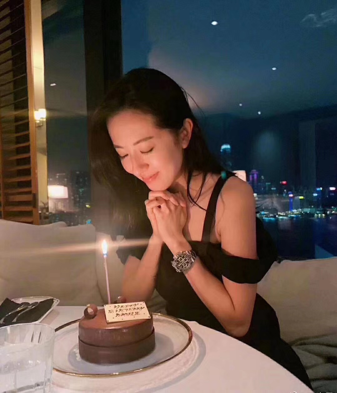 Rolex 图片中的女子带上迪通拿虽然有点大，但是选 ，看那女子幸福的样子，就想起带劳力士的人，不会差