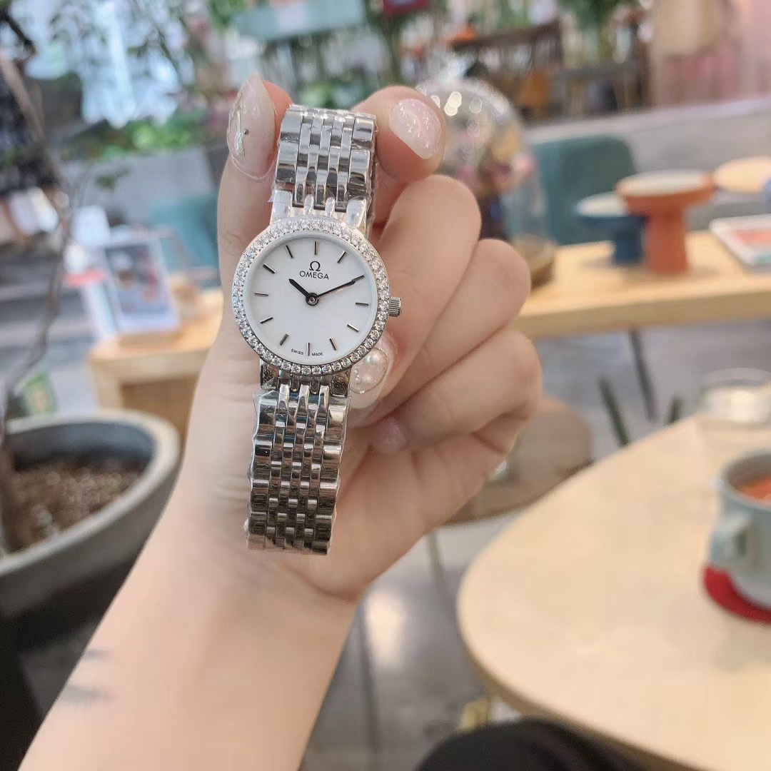 Omega 欧米茄典雅系列 卓越的惊艳亮相 将华贵珠宝的优雅魅力与卓越时计的精准技术完美结合“露珠”连结成一条光华夺目的表链