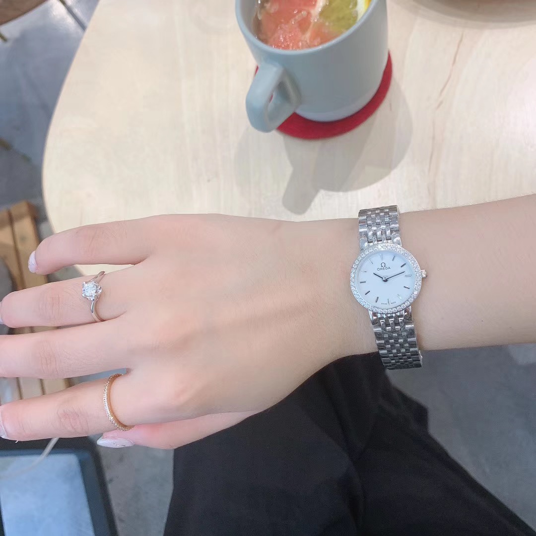 Omega 欧米茄典雅系列 卓越的惊艳亮相 将华贵珠宝的优雅魅力与卓越时计的精准技术完美结合“露珠”连结成一条光华夺目的表链