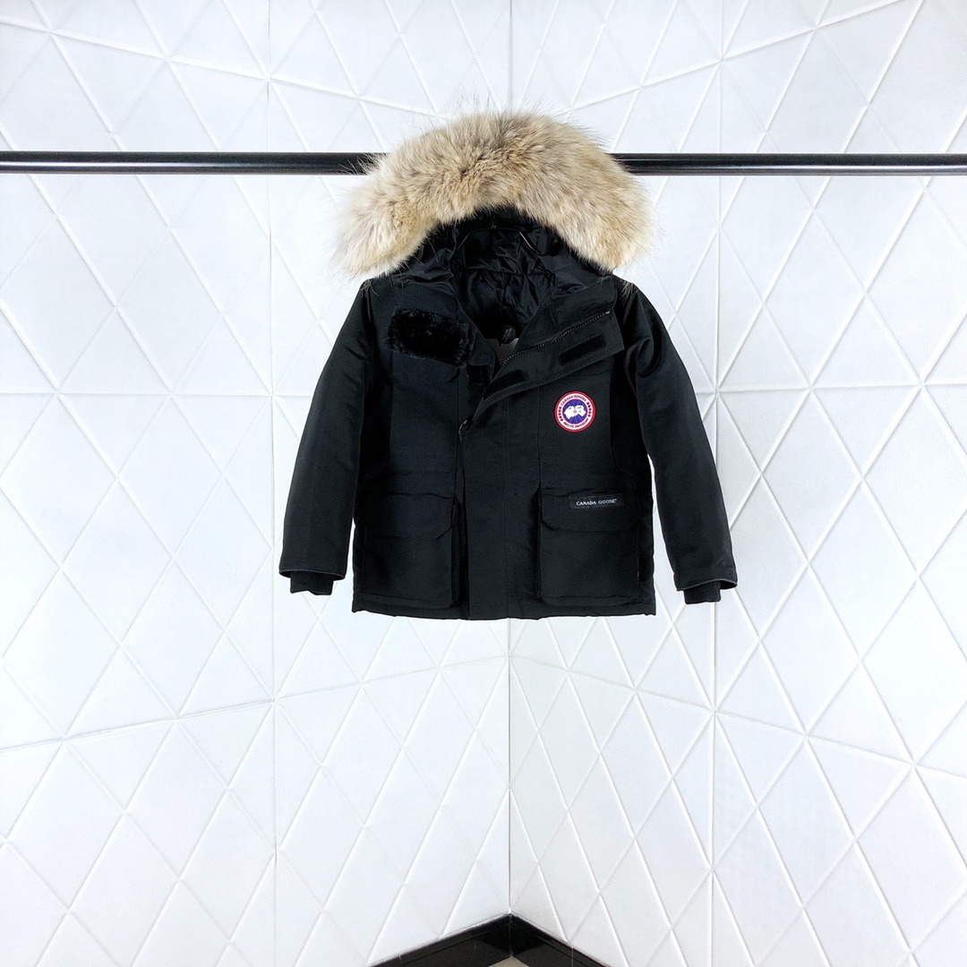 其他工厂，福利 Canada Goose 加拿大鹅童装 绝不跑毛 性价比超高 是童装史上的一个奇迹 ！大鹅儿童羽绒服 今日力荐！加拿大鹅 宝宝 羽绒服 整批原货！男宝 女宝 都可穿 加拿大鹅 这个家喻户晓的羽绒服品牌 给大家来点不一样的东西！东西绝对牛逼，老渠道随便对比代购细节！目前这款代购有两家价格都在4500￥左右！面料由英国Pertex公司出品。顶级防撕裂面料，全身防水放风的里面全部是双层内胆的宝宝拍照的时候也就试穿了两分钟，就看到有明显发汗因为它的填充物是90%白鸭绒的，顺便说一下，绝对绝对不钻绒 现在的天气不正常早晚温差很大，穿一件大鹅 确实是不错的选择！这个大鹅的童装 羽绒面料采用非常厚实的锦棉面料！防水 防撕裂！非常牢固耐穿！里料采用高密尼丝纺，胆布采用380T级别防穿绒高密帆布！填充物为90白鸭绒！仔细摸一下，一点点杆子都没有！而且单件填充达到了320克以上 保暖性非常好！ 尺码100-150-选品中心