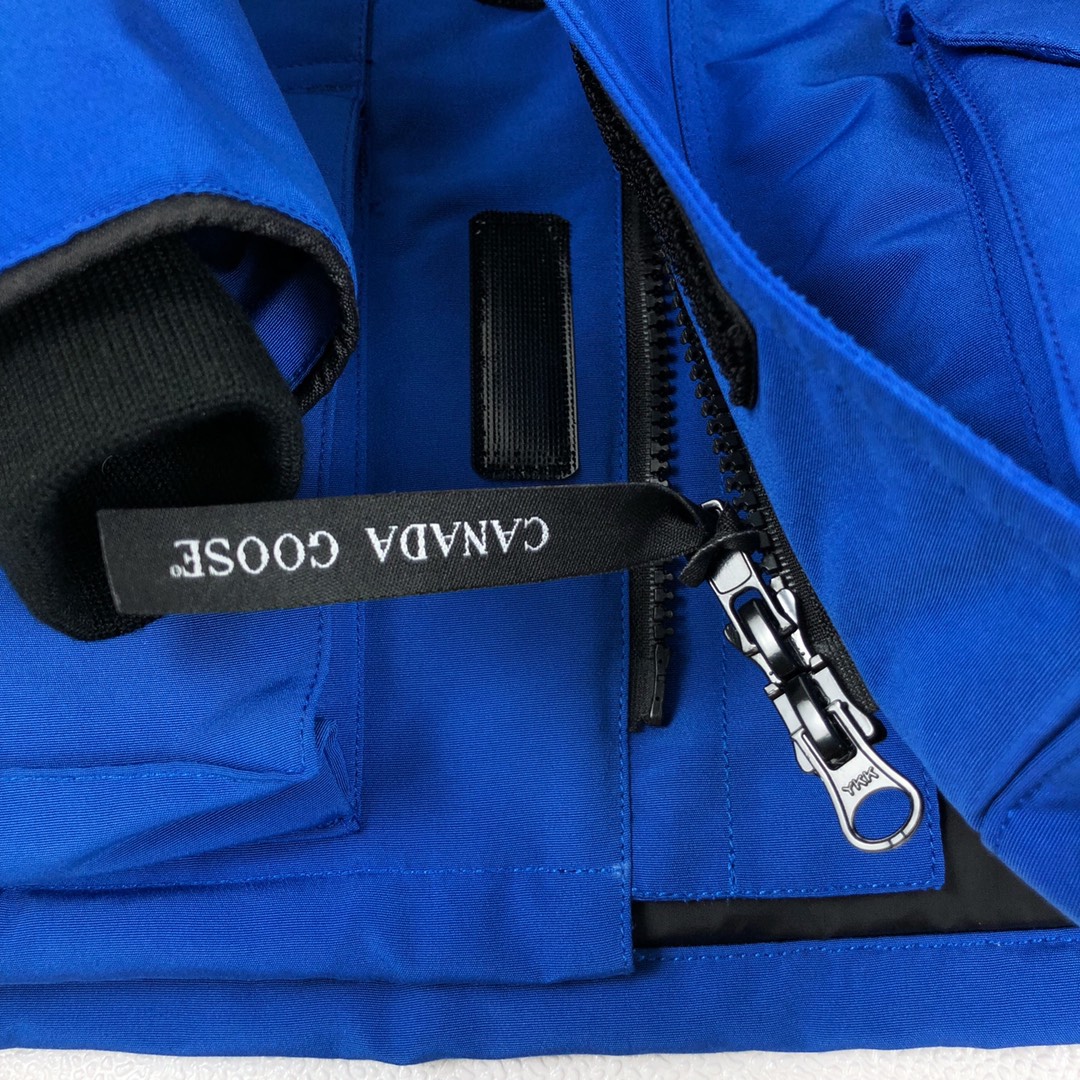 图片[7]-其他工厂，福利 Canada Goose 加拿大鹅童装 绝不跑毛 性价比超高 是童装史上的一个奇迹 ！大鹅儿童羽绒服 今日力荐！加拿大鹅 宝宝 羽绒服 整批原货！男宝 女宝 都可穿 加拿大鹅 这个家喻户晓的羽绒服品牌 给大家来点不一样的东西！东西绝对牛逼，老渠道随便对比代购细节！目前这款代购有两家价格都在4500￥左右！面料由英国Pertex公司出品。顶级防撕裂面料，全身防水放风的里面全部是双层内胆的宝宝拍照的时候也就试穿了两分钟，就看到有明显发汗因为它的填充物是90%白鸭绒的，顺便说一下，绝对绝对不钻绒 现在的天气不正常早晚温差很大，穿一件大鹅 确实是不错的选择！这个大鹅的童装 羽绒面料采用非常厚实的锦棉面料！防水 防撕裂！非常牢固耐穿！里料采用高密尼丝纺，胆布采用380T级别防穿绒高密帆布！填充物为90白鸭绒！仔细摸一下，一点点杆子都没有！而且单件填充达到了320克以上 保暖性非常好！ 尺码100-150-选品中心