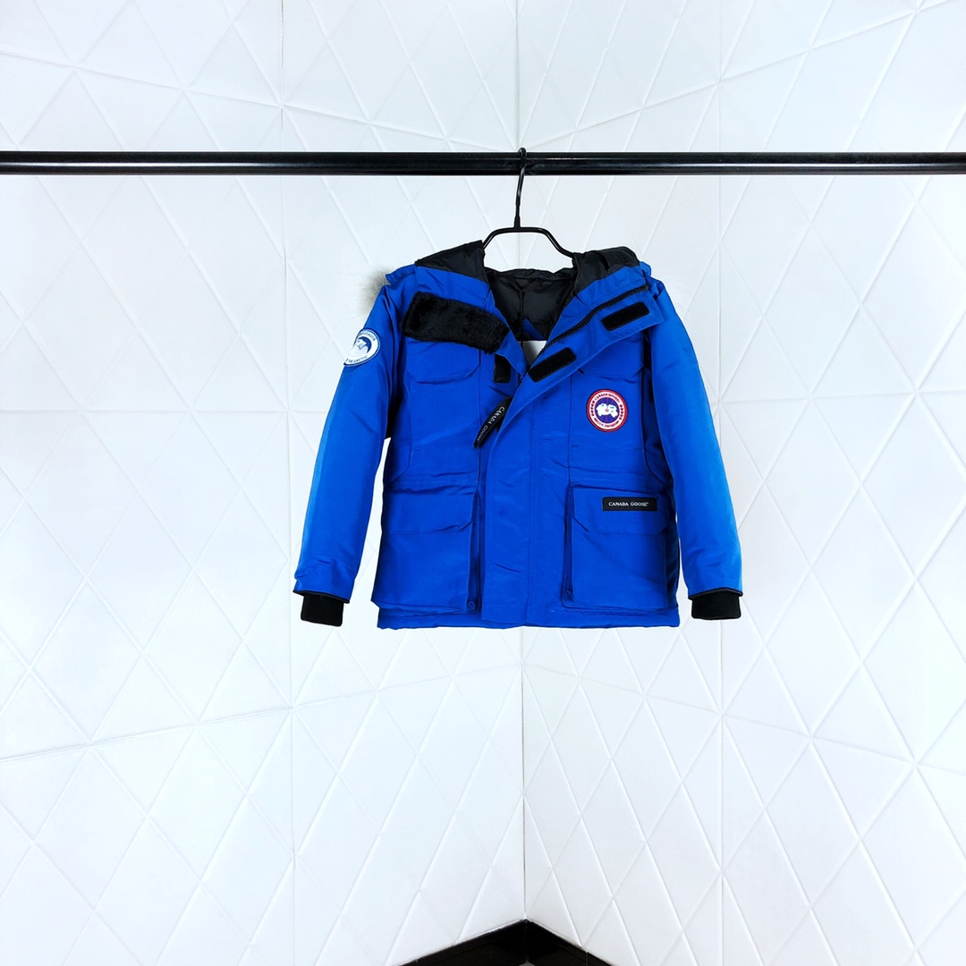 图片[9]-其他工厂，福利 Canada Goose 加拿大鹅童装 绝不跑毛 性价比超高 是童装史上的一个奇迹 ！大鹅儿童羽绒服 今日力荐！加拿大鹅 宝宝 羽绒服 整批原货！男宝 女宝 都可穿 加拿大鹅 这个家喻户晓的羽绒服品牌 给大家来点不一样的东西！东西绝对牛逼，老渠道随便对比代购细节！目前这款代购有两家价格都在4500￥左右！面料由英国Pertex公司出品。顶级防撕裂面料，全身防水放风的里面全部是双层内胆的宝宝拍照的时候也就试穿了两分钟，就看到有明显发汗因为它的填充物是90%白鸭绒的，顺便说一下，绝对绝对不钻绒 现在的天气不正常早晚温差很大，穿一件大鹅 确实是不错的选择！这个大鹅的童装 羽绒面料采用非常厚实的锦棉面料！防水 防撕裂！非常牢固耐穿！里料采用高密尼丝纺，胆布采用380T级别防穿绒高密帆布！填充物为90白鸭绒！仔细摸一下，一点点杆子都没有！而且单件填充达到了320克以上 保暖性非常好！ 尺码100-150-选品中心