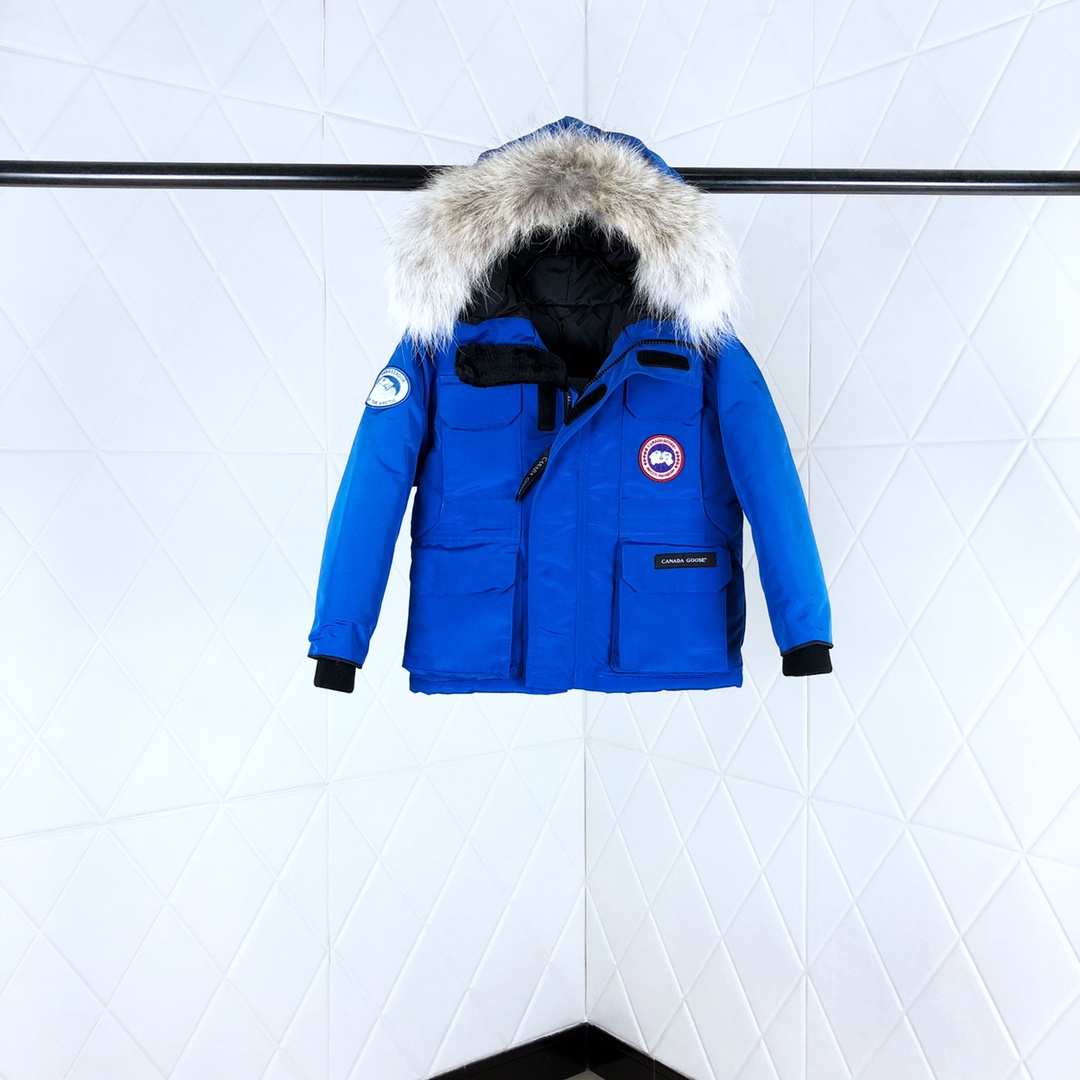 其他工厂，福利 Canada Goose 加拿大鹅童装 绝不跑毛 性价比超高 是童装史上的一个奇迹 ！大鹅儿童羽绒服 今日力荐！加拿大鹅 宝宝 羽绒服 整批原货！男宝 女宝 都可穿 加拿大鹅 这个家喻户晓的羽绒服品牌 给大家来点不一样的东西！东西绝对牛逼，老渠道随便对比代购细节！目前这款代购有两家价格都在4500￥左右！面料由英国Pertex公司出品。顶级防撕裂面料，全身防水放风的里面全部是双层内胆的宝宝拍照的时候也就试穿了两分钟，就看到有明显发汗因为它的填充物是90%白鸭绒的，顺便说一下，绝对绝对不钻绒 现在的天气不正常早晚温差很大，穿一件大鹅 确实是不错的选择！这个大鹅的童装 羽绒面料采用非常厚实的锦棉面料！防水 防撕裂！非常牢固耐穿！里料采用高密尼丝纺，胆布采用380T级别防穿绒高密帆布！填充物为90白鸭绒！仔细摸一下，一点点杆子都没有！而且单件填充达到了320克以上 保暖性非常好！ 尺码100-150-选品中心