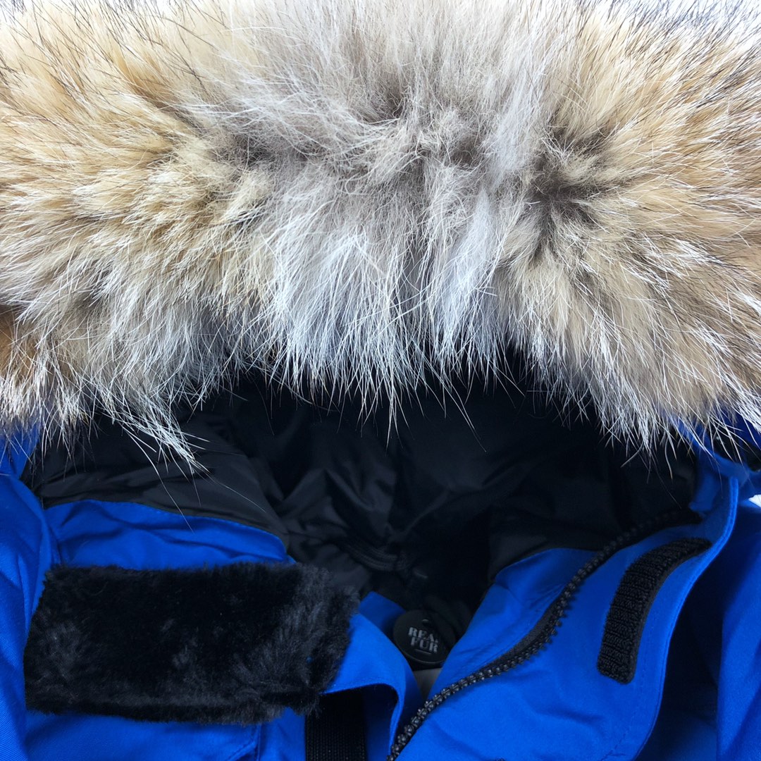 图片[5]-其他工厂，福利 Canada Goose 加拿大鹅童装 绝不跑毛 性价比超高 是童装史上的一个奇迹 ！大鹅儿童羽绒服 今日力荐！加拿大鹅 宝宝 羽绒服 整批原货！男宝 女宝 都可穿 加拿大鹅 这个家喻户晓的羽绒服品牌 给大家来点不一样的东西！东西绝对牛逼，老渠道随便对比代购细节！目前这款代购有两家价格都在4500￥左右！面料由英国Pertex公司出品。顶级防撕裂面料，全身防水放风的里面全部是双层内胆的宝宝拍照的时候也就试穿了两分钟，就看到有明显发汗因为它的填充物是90%白鸭绒的，顺便说一下，绝对绝对不钻绒 现在的天气不正常早晚温差很大，穿一件大鹅 确实是不错的选择！这个大鹅的童装 羽绒面料采用非常厚实的锦棉面料！防水 防撕裂！非常牢固耐穿！里料采用高密尼丝纺，胆布采用380T级别防穿绒高密帆布！填充物为90白鸭绒！仔细摸一下，一点点杆子都没有！而且单件填充达到了320克以上 保暖性非常好！ 尺码100-150-选品中心