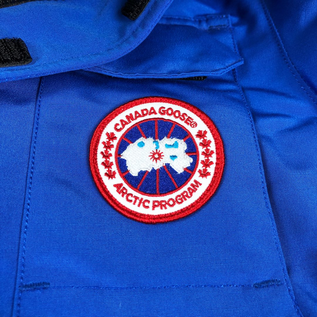 图片[4]-其他工厂，福利 Canada Goose 加拿大鹅童装 绝不跑毛 性价比超高 是童装史上的一个奇迹 ！大鹅儿童羽绒服 今日力荐！加拿大鹅 宝宝 羽绒服 整批原货！男宝 女宝 都可穿 加拿大鹅 这个家喻户晓的羽绒服品牌 给大家来点不一样的东西！东西绝对牛逼，老渠道随便对比代购细节！目前这款代购有两家价格都在4500￥左右！面料由英国Pertex公司出品。顶级防撕裂面料，全身防水放风的里面全部是双层内胆的宝宝拍照的时候也就试穿了两分钟，就看到有明显发汗因为它的填充物是90%白鸭绒的，顺便说一下，绝对绝对不钻绒 现在的天气不正常早晚温差很大，穿一件大鹅 确实是不错的选择！这个大鹅的童装 羽绒面料采用非常厚实的锦棉面料！防水 防撕裂！非常牢固耐穿！里料采用高密尼丝纺，胆布采用380T级别防穿绒高密帆布！填充物为90白鸭绒！仔细摸一下，一点点杆子都没有！而且单件填充达到了320克以上 保暖性非常好！ 尺码100-150-选品中心