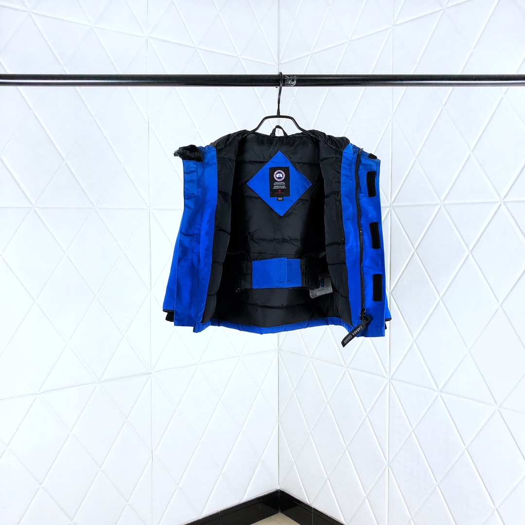 图片[3]-其他工厂，福利 Canada Goose 加拿大鹅童装 绝不跑毛 性价比超高 是童装史上的一个奇迹 ！大鹅儿童羽绒服 今日力荐！加拿大鹅 宝宝 羽绒服 整批原货！男宝 女宝 都可穿 加拿大鹅 这个家喻户晓的羽绒服品牌 给大家来点不一样的东西！东西绝对牛逼，老渠道随便对比代购细节！目前这款代购有两家价格都在4500￥左右！面料由英国Pertex公司出品。顶级防撕裂面料，全身防水放风的里面全部是双层内胆的宝宝拍照的时候也就试穿了两分钟，就看到有明显发汗因为它的填充物是90%白鸭绒的，顺便说一下，绝对绝对不钻绒 现在的天气不正常早晚温差很大，穿一件大鹅 确实是不错的选择！这个大鹅的童装 羽绒面料采用非常厚实的锦棉面料！防水 防撕裂！非常牢固耐穿！里料采用高密尼丝纺，胆布采用380T级别防穿绒高密帆布！填充物为90白鸭绒！仔细摸一下，一点点杆子都没有！而且单件填充达到了320克以上 保暖性非常好！ 尺码100-150-选品中心