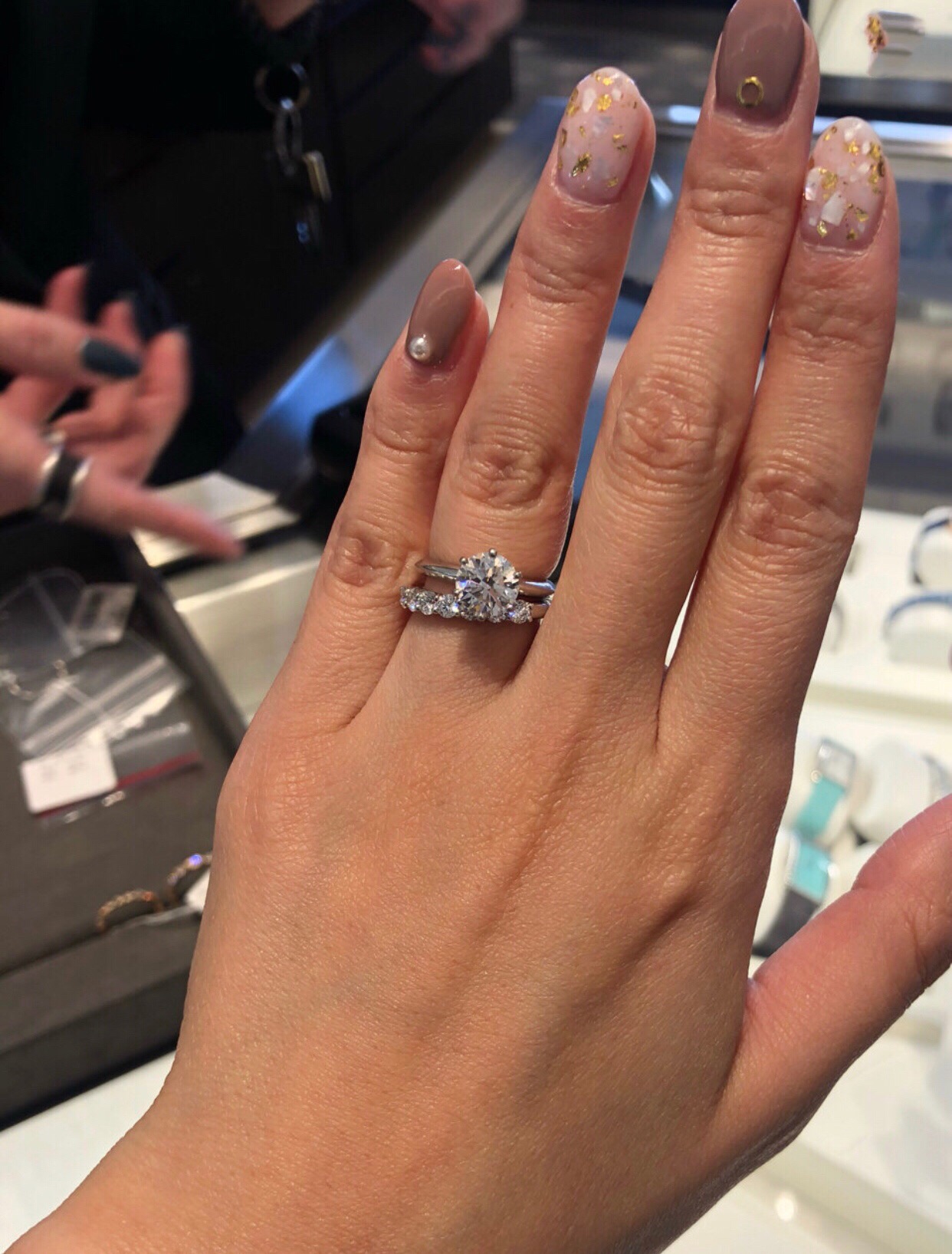 NO:632615,When it comes to diamond rings, the first ring that most girls think of is T’s six-prong diamond ring. The simplest six-prong can maximize the sparkle of the diamond, which is delicate and luxurious. The six-prong 123 carat is the most beautiful. If the diamond ring is too big, you should choose another one with a sense of design. If it is too simple, it will look old.  Qi, I chose the most classic and suitable 1 carat. I will give you a reference in the first-hand picture. Doesn’t it look good~~ It is so finely made. I have no objection when I say that all good products are found in WeChat merchants. Taobao agents sell them for 200 to 300 yuan. If you take them back and take pictures, they will definitely look better than what I took. They will definitely sell out!  ,,ring,Cardia high-end jewelry19860909说到钻戒大部分的姑娘想到的第一个戒指就是T家的六爪钻戒,最简单的六爪可以最大限度的衬托钻石的闪耀,秀气又奢华,六爪的123克拉最美的,太大的钻戒就要选其他带点设计感的,太过于简单反而会老气,我选了最经典最合适的1克拉,上手图给大家参考一下,是不是很好看~~做的这么精细,我说好产品都在微商那儿没有异议的吧淘宝代理卖两三百妥妥的,你们拿回去拍,肯定比我拍的好看,肯定会卖爆！,,ring,卡迪亚高端饰品,Jewelry