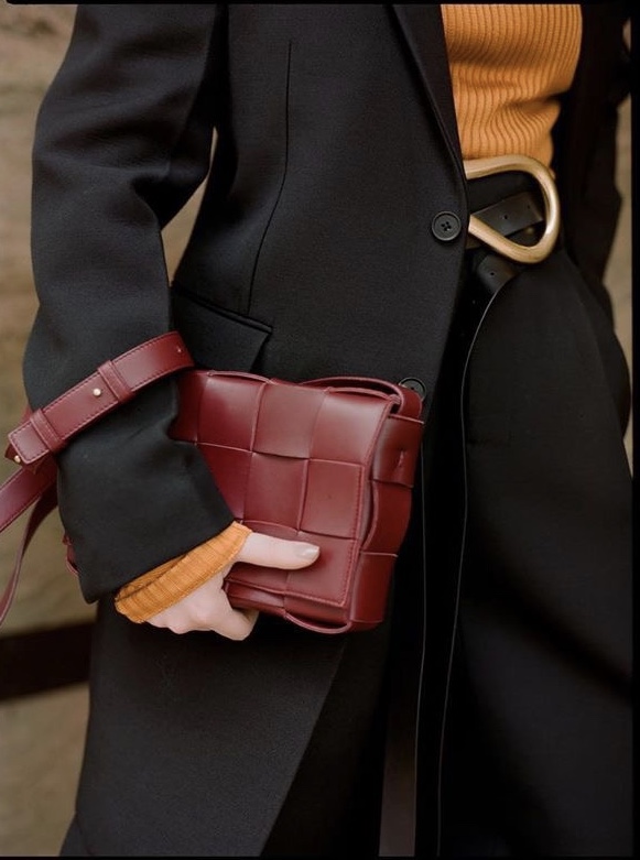 Bottega Veneta CASSETTE 23CM 编织皮革方盒斜挎包 578004波尔多酒红