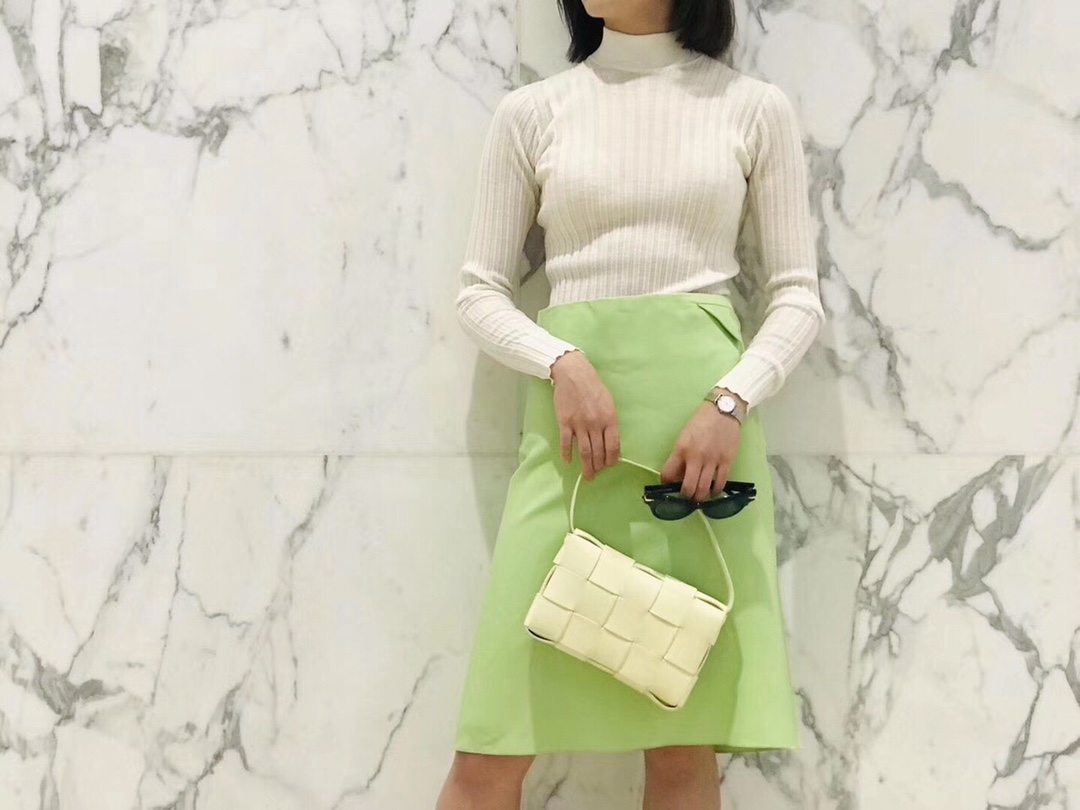 Bottega Veneta CASSETTE 23CM 编织皮革方盒斜挎包 578004香草冰激凌