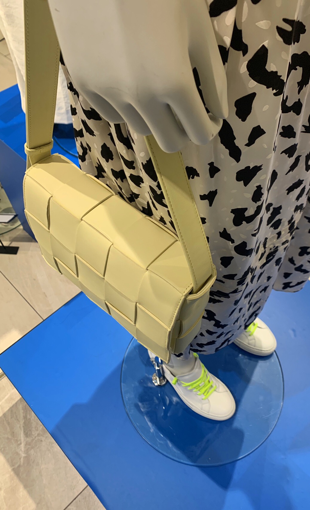 Bottega Veneta CASSETTE 23CM 编织皮革方盒斜挎包 578004香草冰激凌