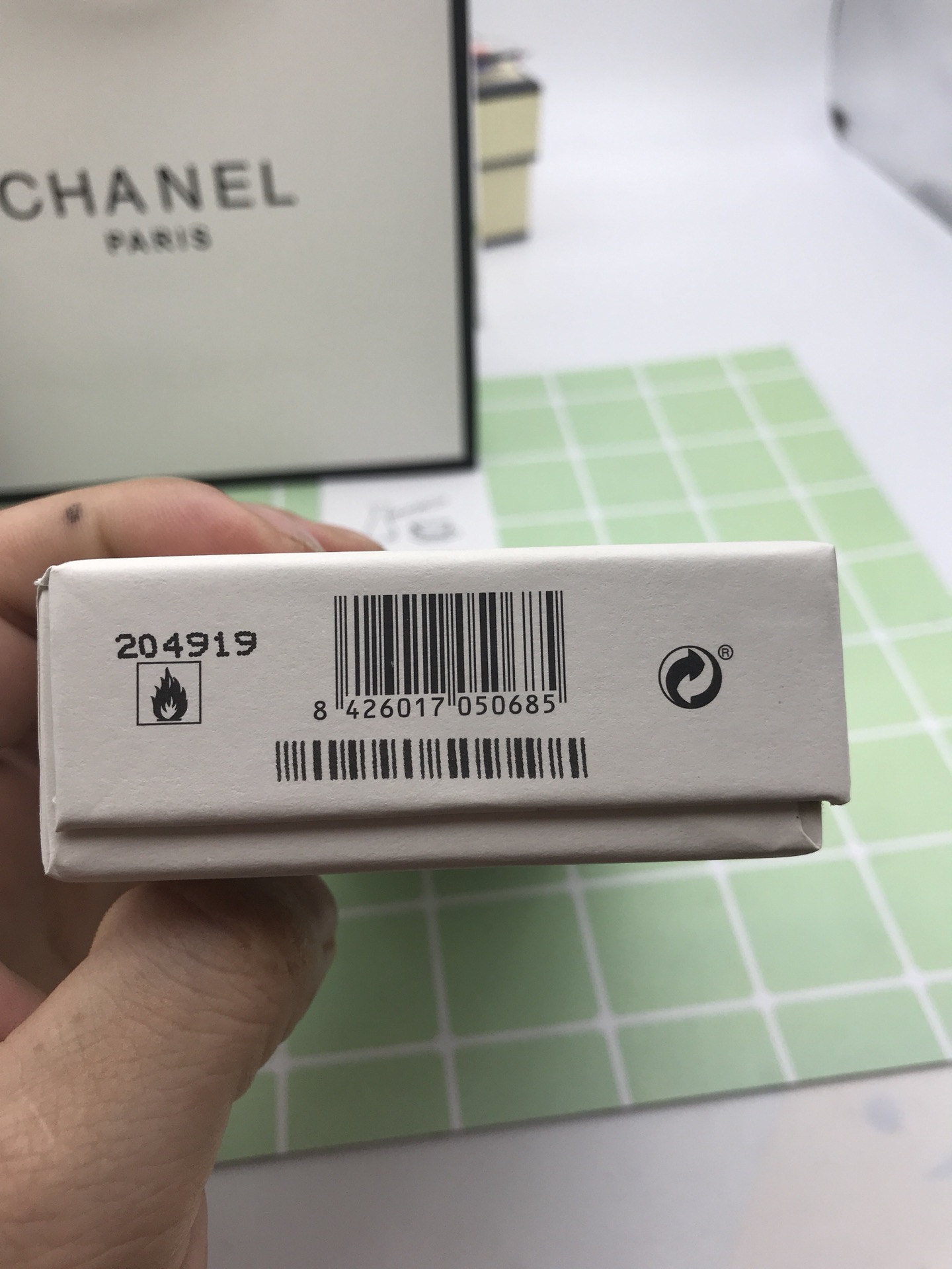 Loewe 001 Man Eau de Parfum - Woody Floral Scent for Men - 50ml/1.7 fl oz 9 i1571375678 5264 7