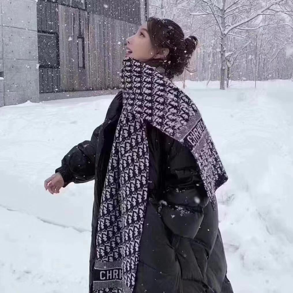 NO:162954,Please confirm the quality of Dior men's and women's general version] The best NO.1Dior latest presbyopia element Dior latest autumn and winter model [D presbyopia knitted long scarf], believe me, I am really a warm big sheep!  The quality is invincible, using large-size cashmere wool fabric (original fabric). You should feel the quality strongly when you look at the pictures. The jacquard presbyterian flowers on it are very clear, like the printed ones, the welfare price feedback, it can be wrapped, it can be worn, it can be tied soft and warm~ It is very thick and warm enough. Every woman will fall in love with her. The old pattern is very distinctive. The real thing is really a warm big sheep and gives people a sense of security. The key is that the appearance is so high and it is particularly rare. The top 28*170 cashmere is beautiful no matter how you surround it, and you will definitely feel that it is worth two colors when you receive it., ordinary scarf, dior, dior19860909批迪奥男款女款通用版请认准好品质】国内最好NO.1Dior最新老花元素Dior最新秋冬款【D老花针织长巾】,相信我,真心是温暖大绵羊！品质无敌赞,采用大尺寸羊绒羊毛面料(原版面料),你们看图片应该能强烈的感受到品质非同一般,上面的提花老花非常清晰,像印上去的一样福利价格回馈,可围可披可系软糯保暖~很厚实一条足够温暖,每个女人都会爱上Ta吧老花纹很有特色,实物真的是温暖的大绵羊一样给人安全感,关键颜值还这么高特别特别罕见的一款28*170顶级羊绒.随便怎么围都好看,收到绝对觉得值两个色.,普通围巾,dior,dior,scarf