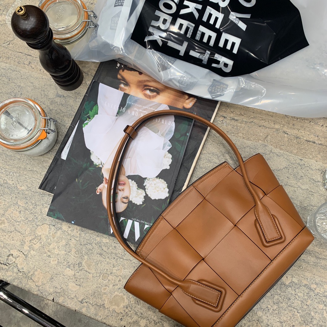 Bottega Veneta The Arco 33 BAG 575943焦糖色