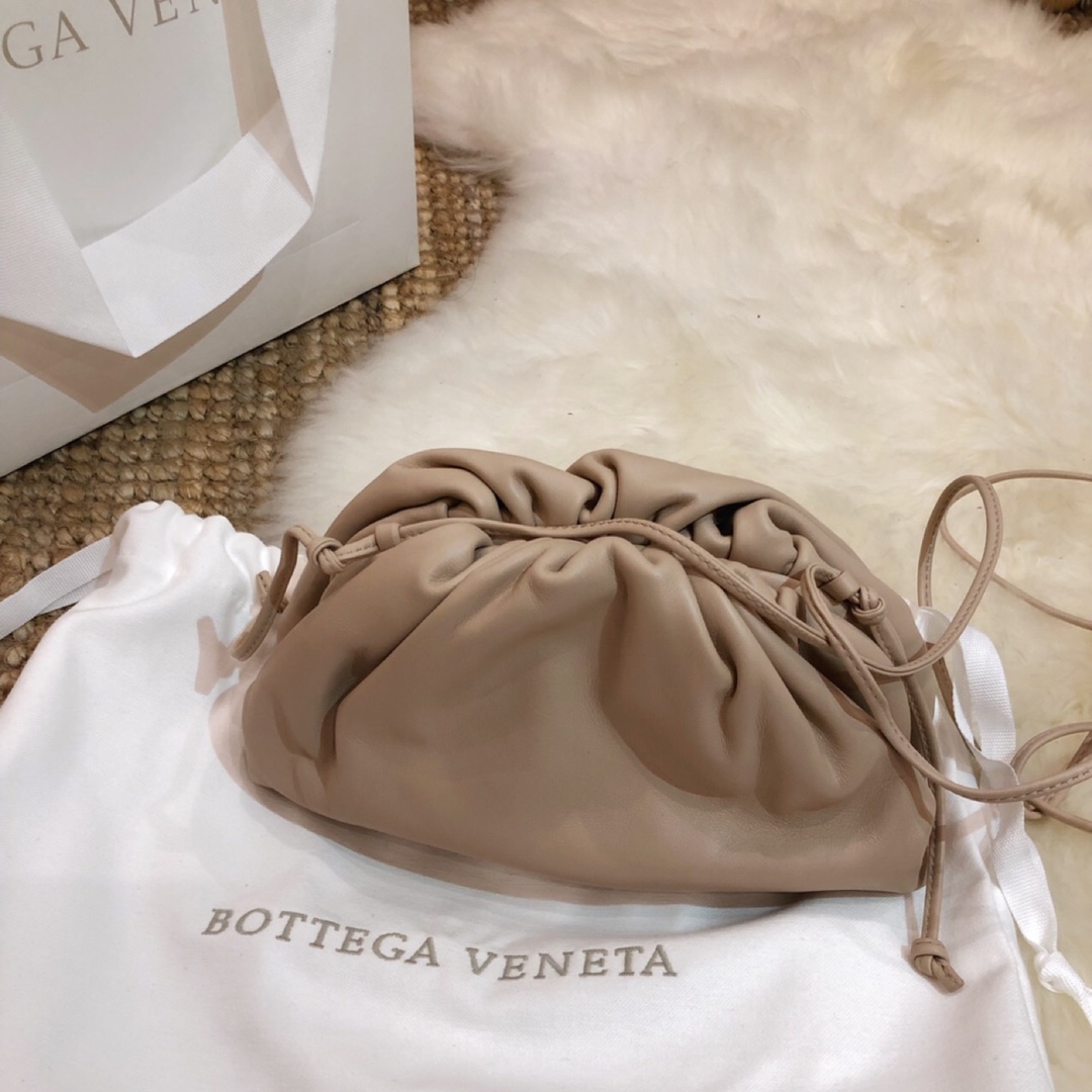 Bottega Veneta 𝙏𝙃𝙀 𝙈𝙄𝙉𝙄 𝙋𝙊𝙐𝘾𝙃 22CM 云朵包 585852奶茶色