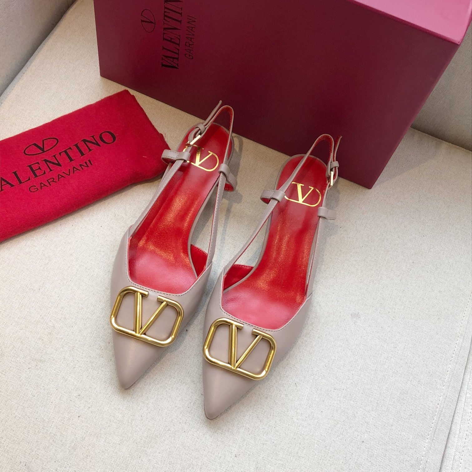 Valentino. Valentino gran hebilla v zapatos individuales contador última serie Versión genuina de lo