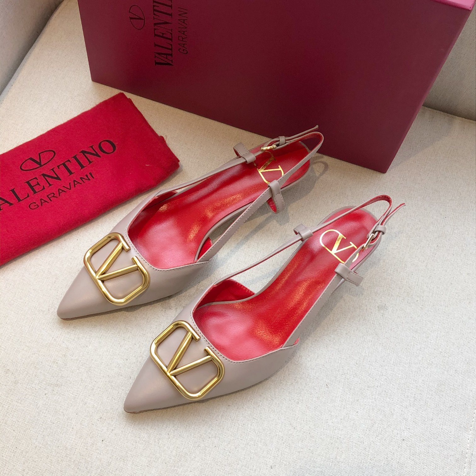 Valentino. Valentino gran hebilla v zapatos individuales contador última serie Versión genuina de lo