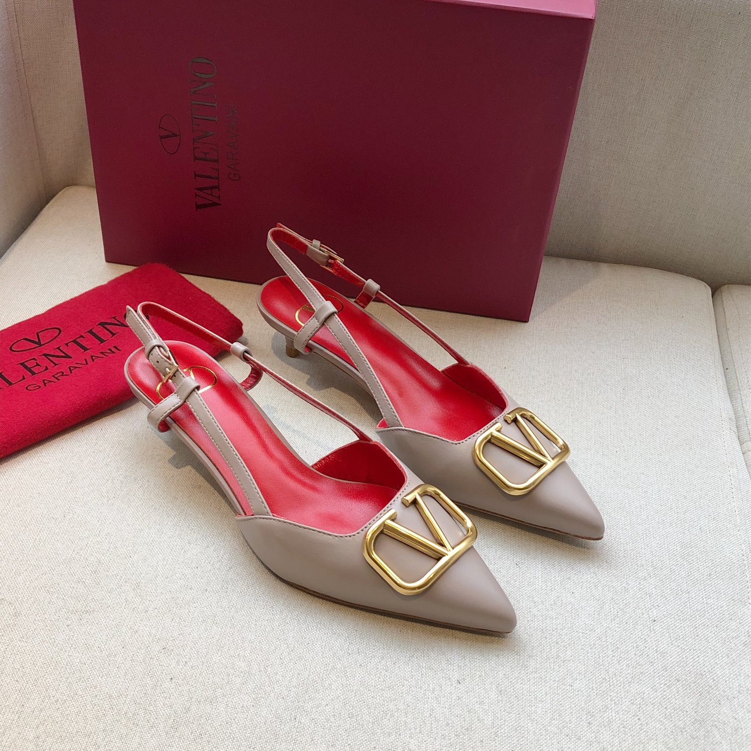 Valentino. Valentino gran hebilla v zapatos individuales contador última serie Versión genuina de lo