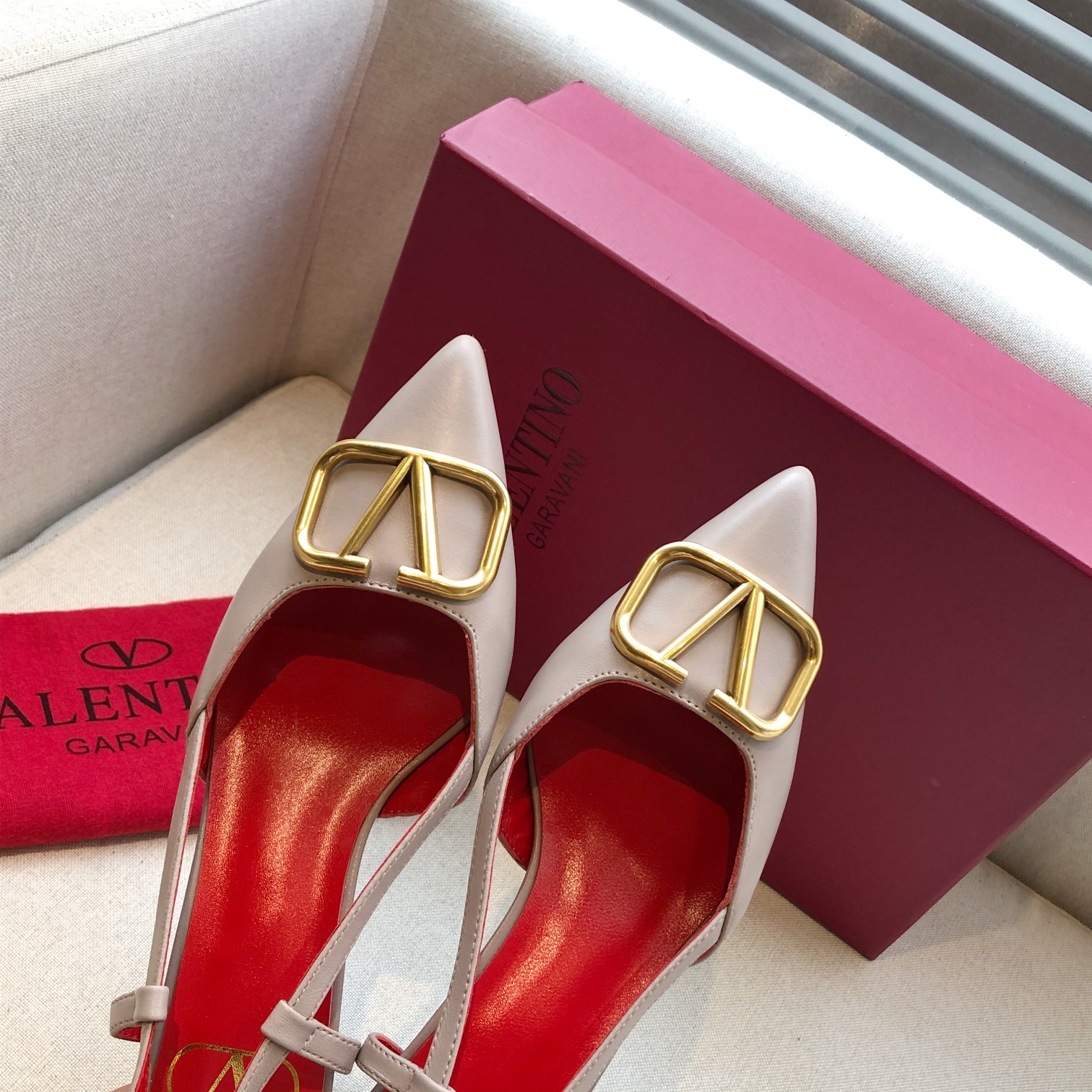 Valentino. Valentino gran hebilla v zapatos individuales contador última serie Versión genuina de lo
