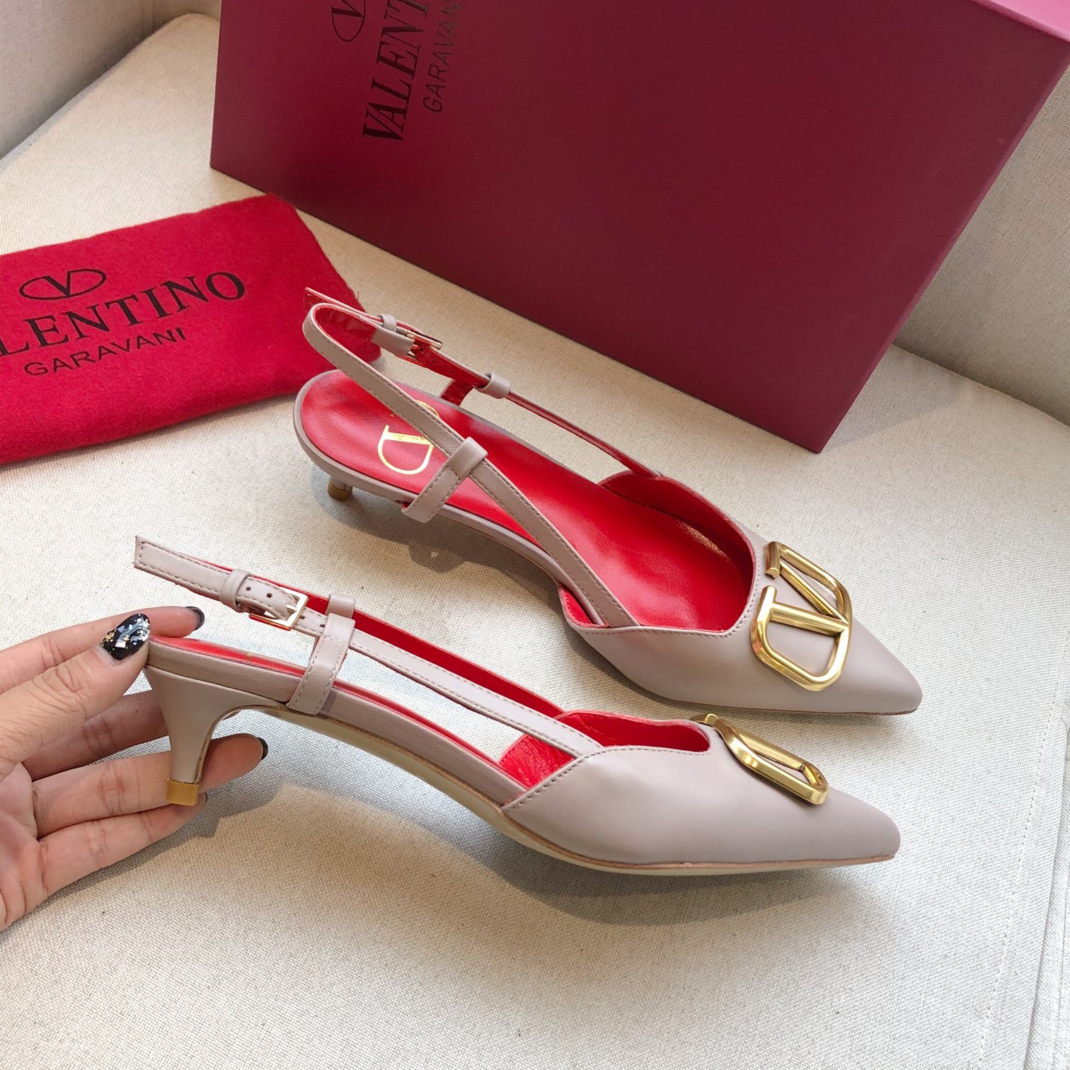 Valentino. Valentino gran hebilla v zapatos individuales contador última serie Versión genuina de lo