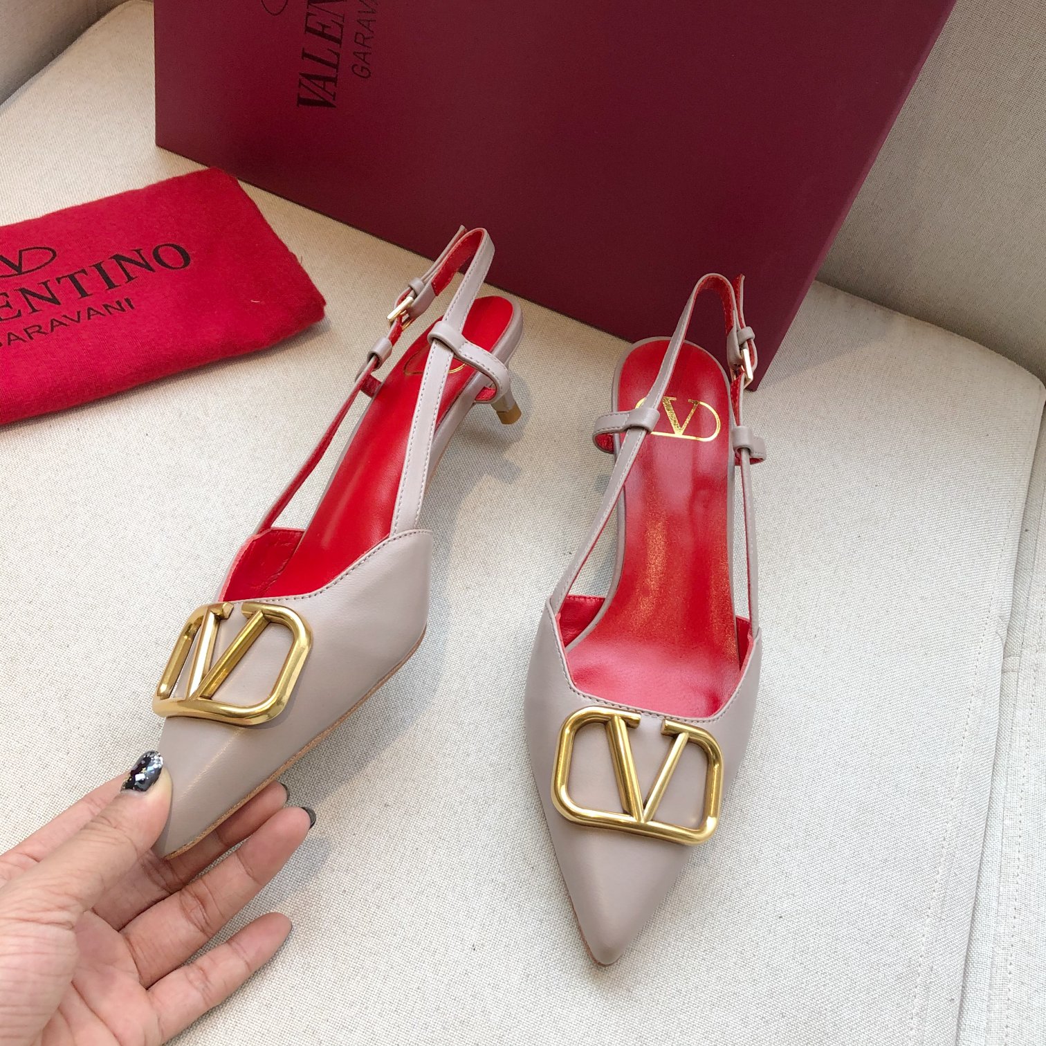 Valentino. Valentino gran hebilla v zapatos individuales contador última serie Versión genuina de lo