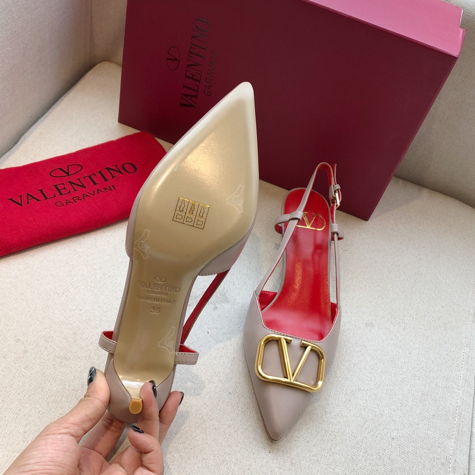 Valentino. Valentino gran hebilla v zapatos individuales contador última serie Versión genuina de lo