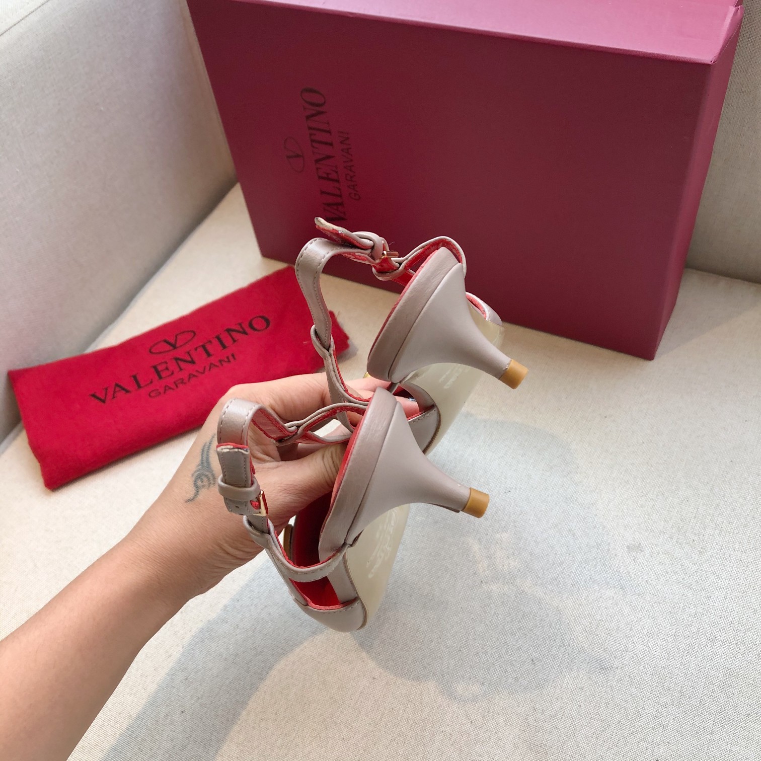 Valentino. Valentino gran hebilla v zapatos individuales contador última serie Versión genuina de lo