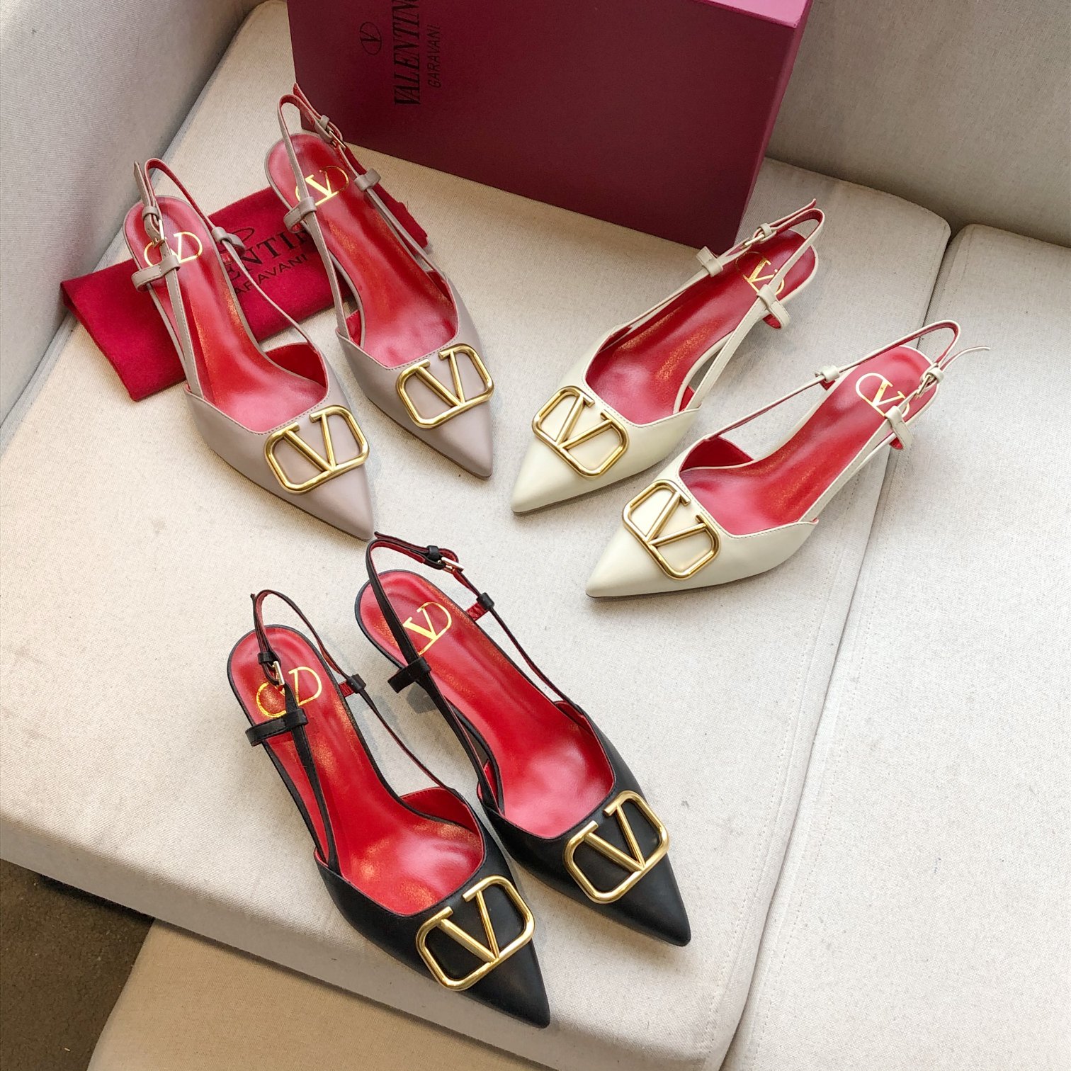 Valentino. Valentino gran hebilla v zapatos individuales contador última serie Versión genuina de lo
