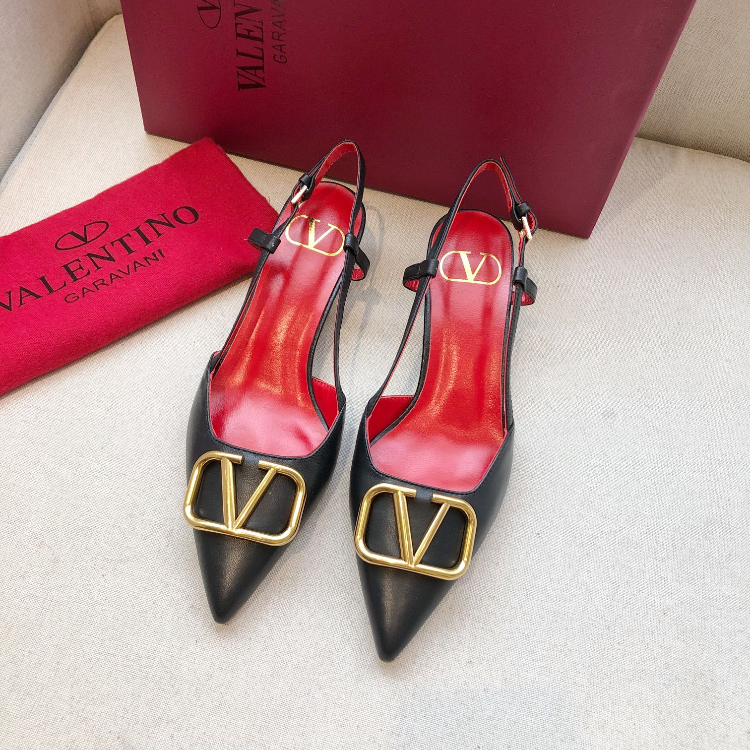 Valentino. Valentino gran hebilla v zapatos individuales contador última serie Versión genuina de lo