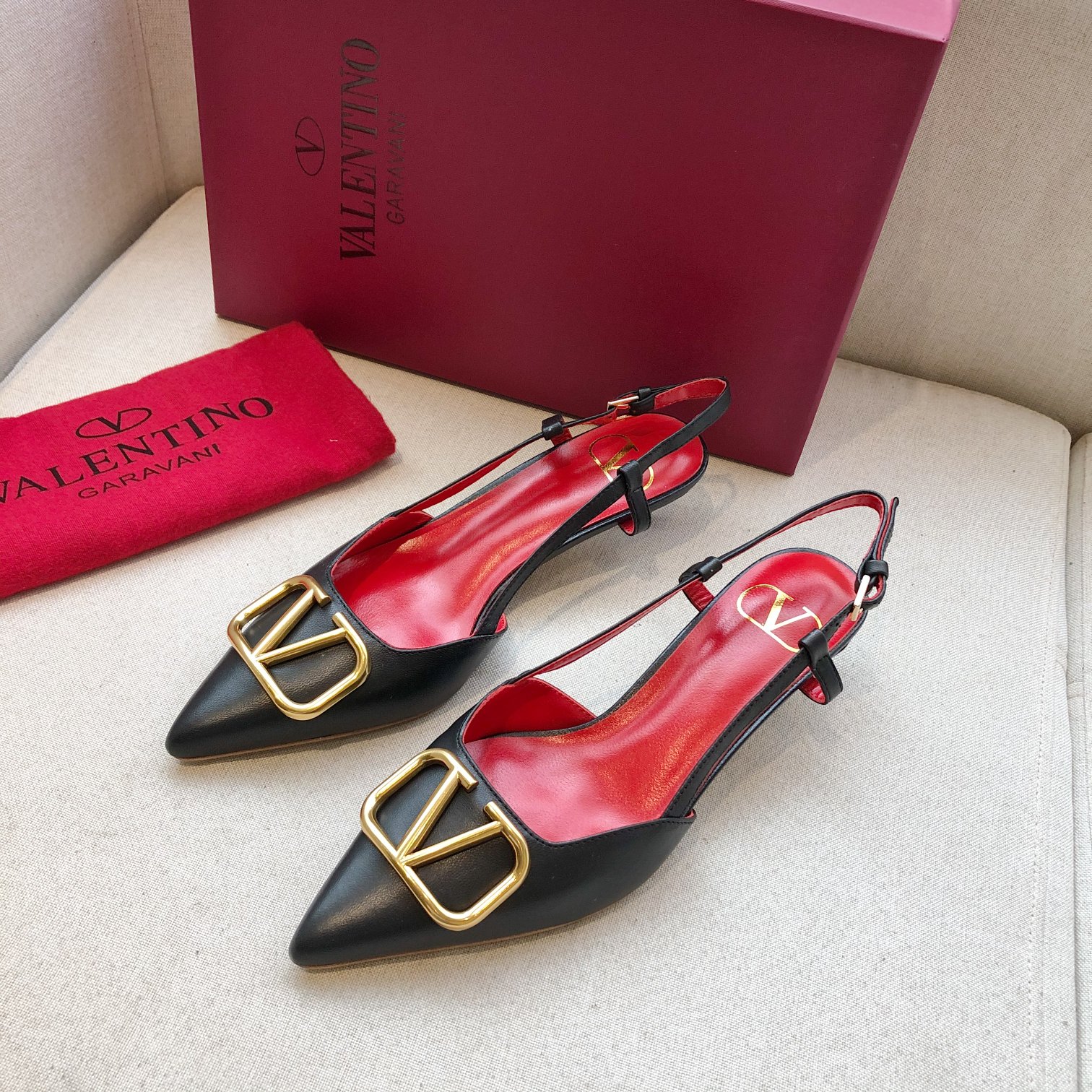 Valentino. Valentino gran hebilla v zapatos individuales contador última serie Versión genuina de lo