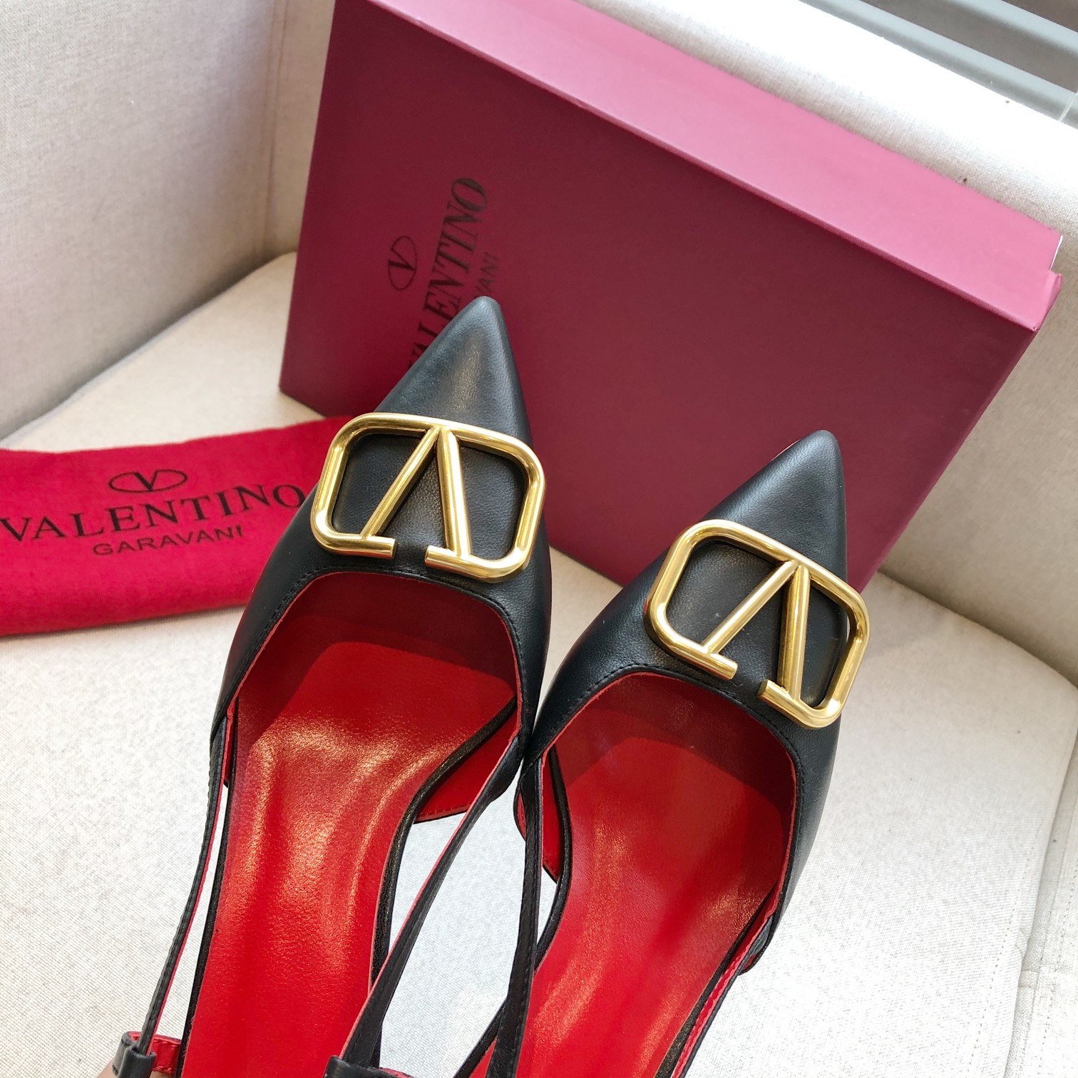 Valentino. Valentino gran hebilla v zapatos individuales contador última serie Versión genuina de lo