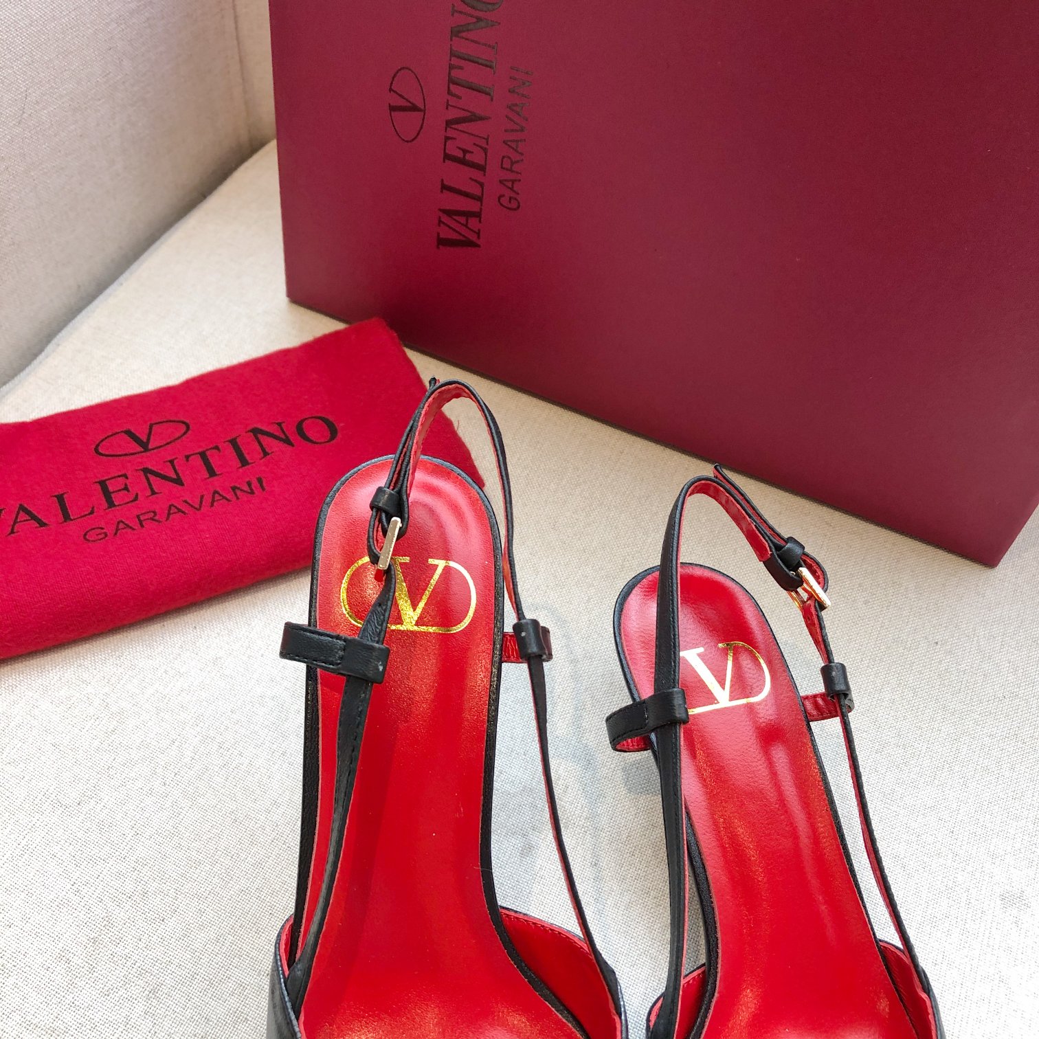 Valentino. Valentino gran hebilla v zapatos individuales contador última serie Versión genuina de lo