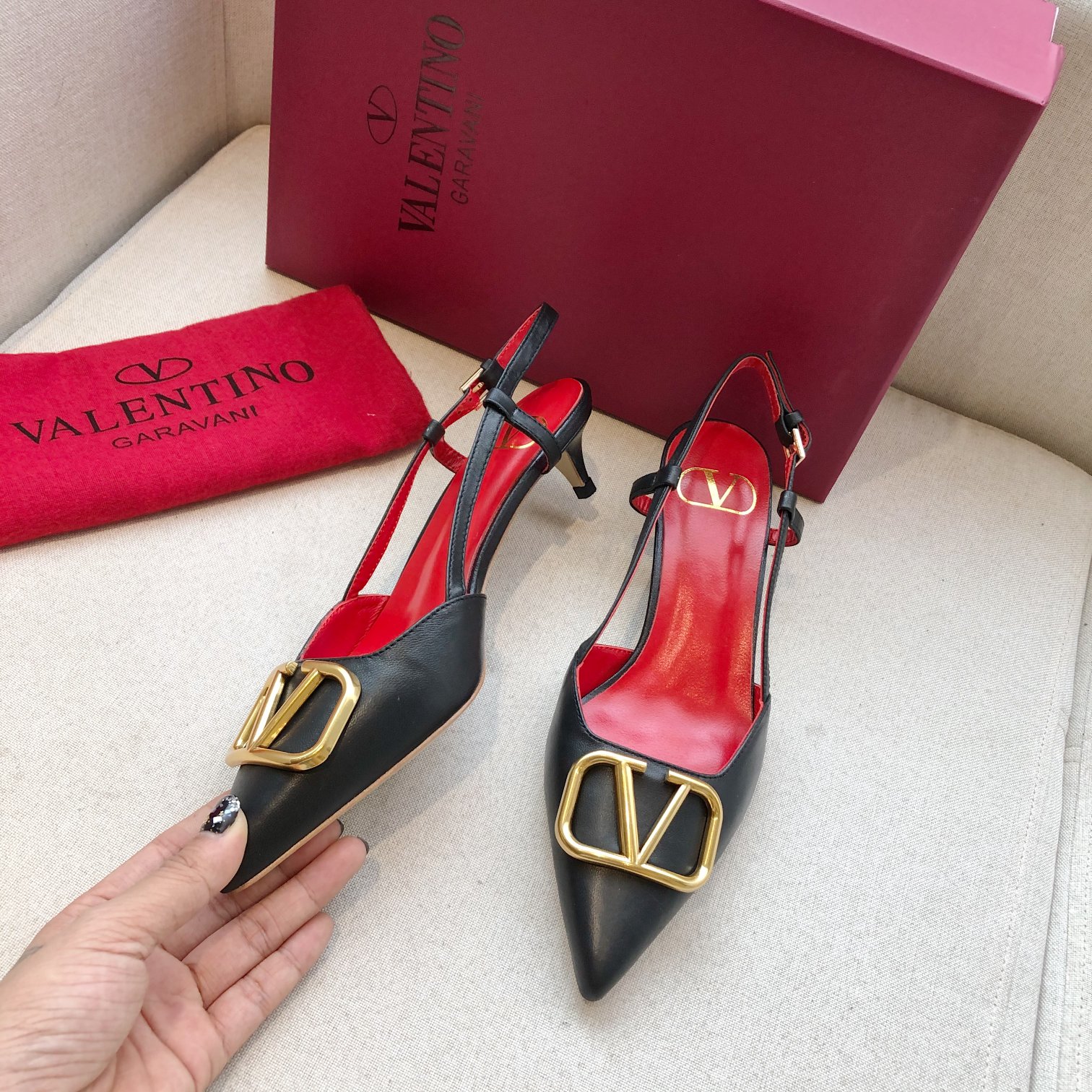 Valentino. Valentino gran hebilla v zapatos individuales contador última serie Versión genuina de lo
