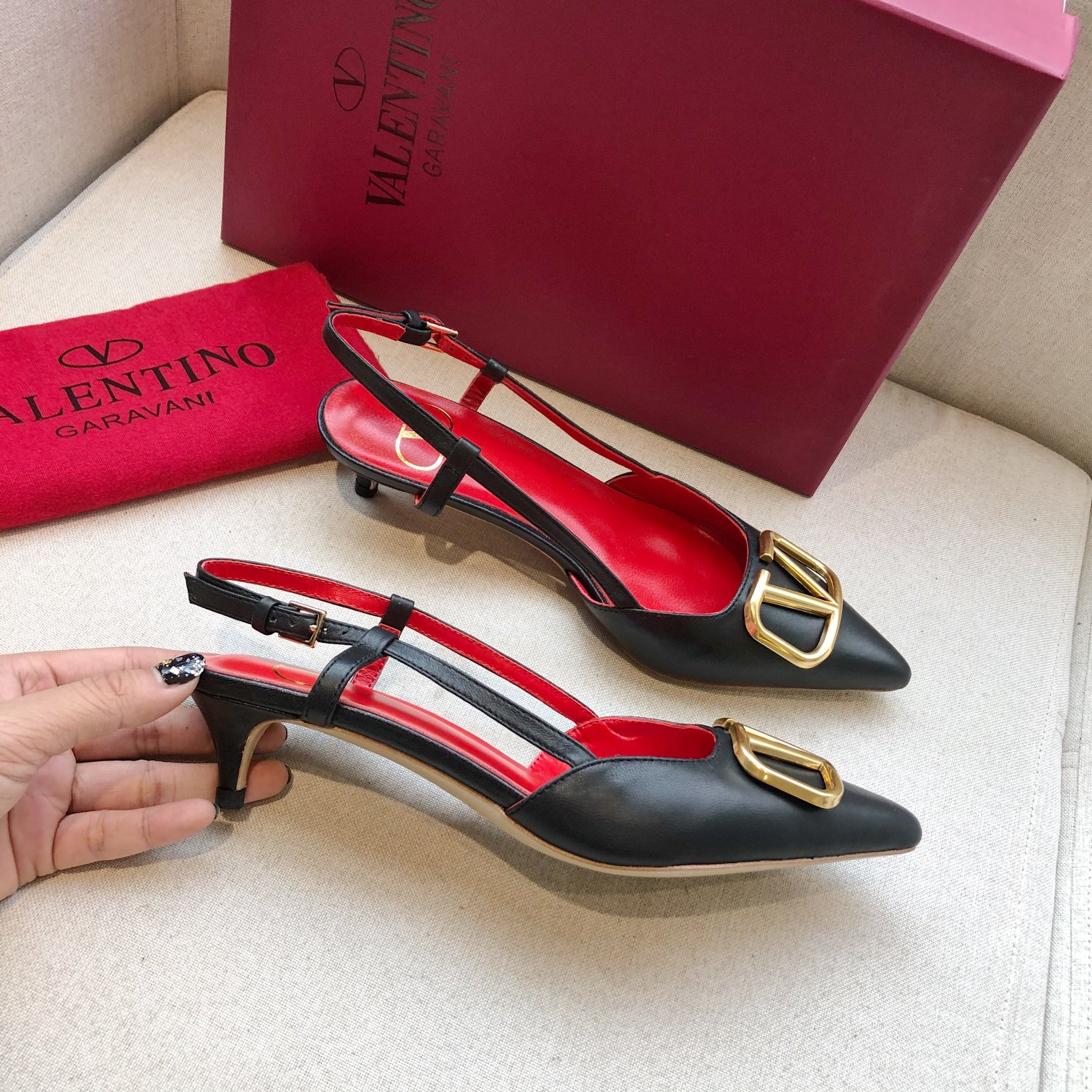 Valentino. Valentino gran hebilla v zapatos individuales contador última serie Versión genuina de lo