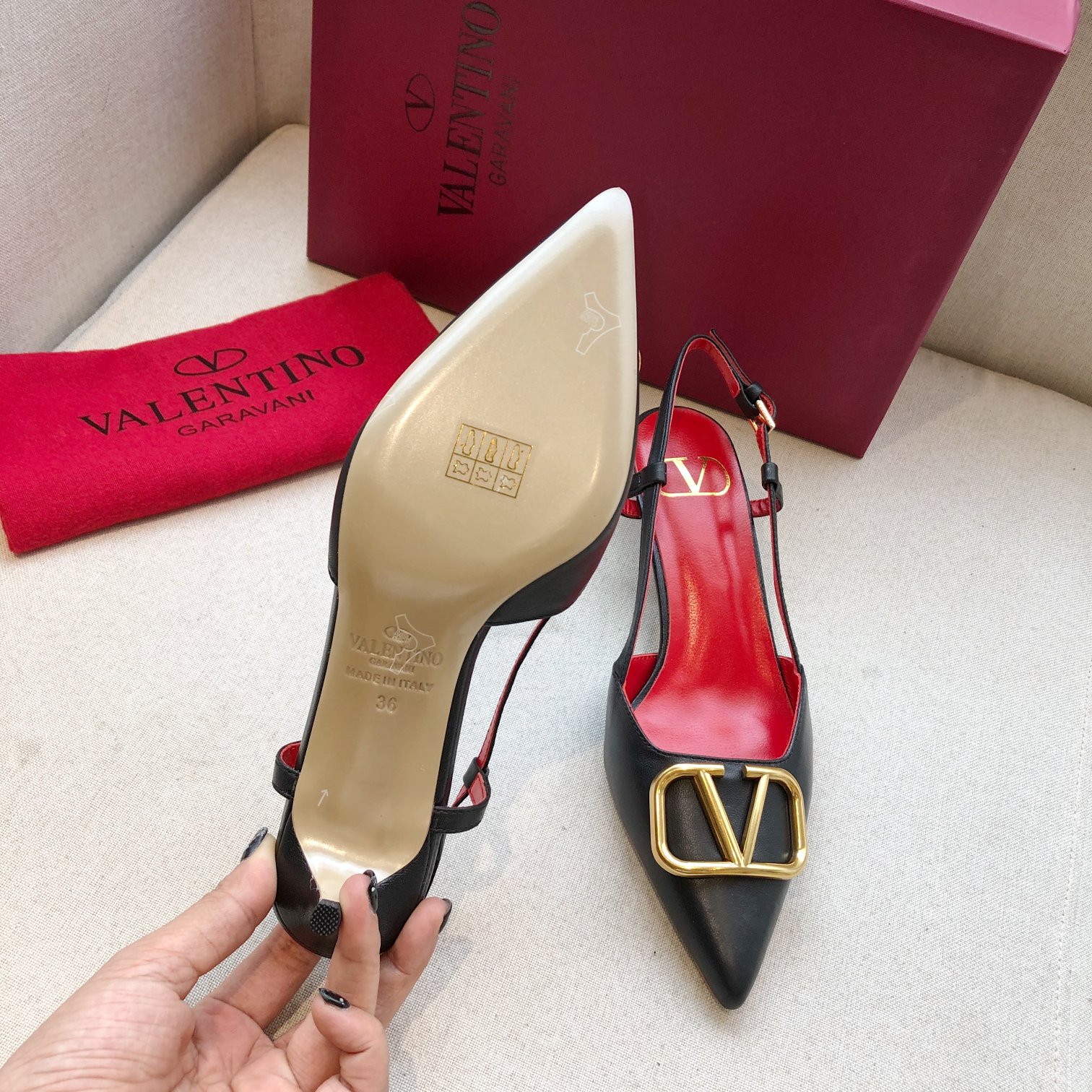 Valentino. Valentino gran hebilla v zapatos individuales contador última serie Versión genuina de lo
