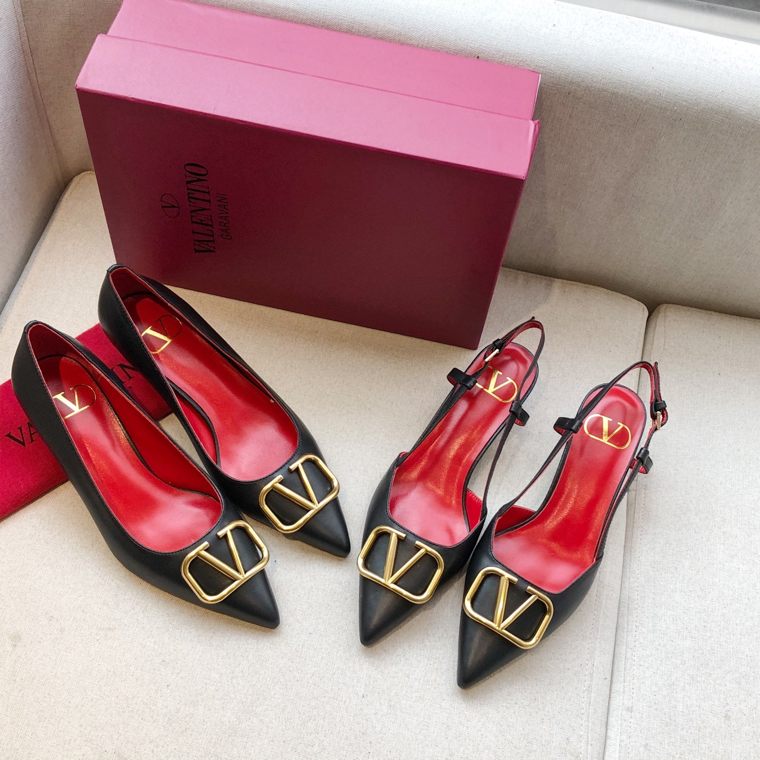 Valentino. Valentino gran hebilla v zapatos individuales contador última serie Versión genuina de lo