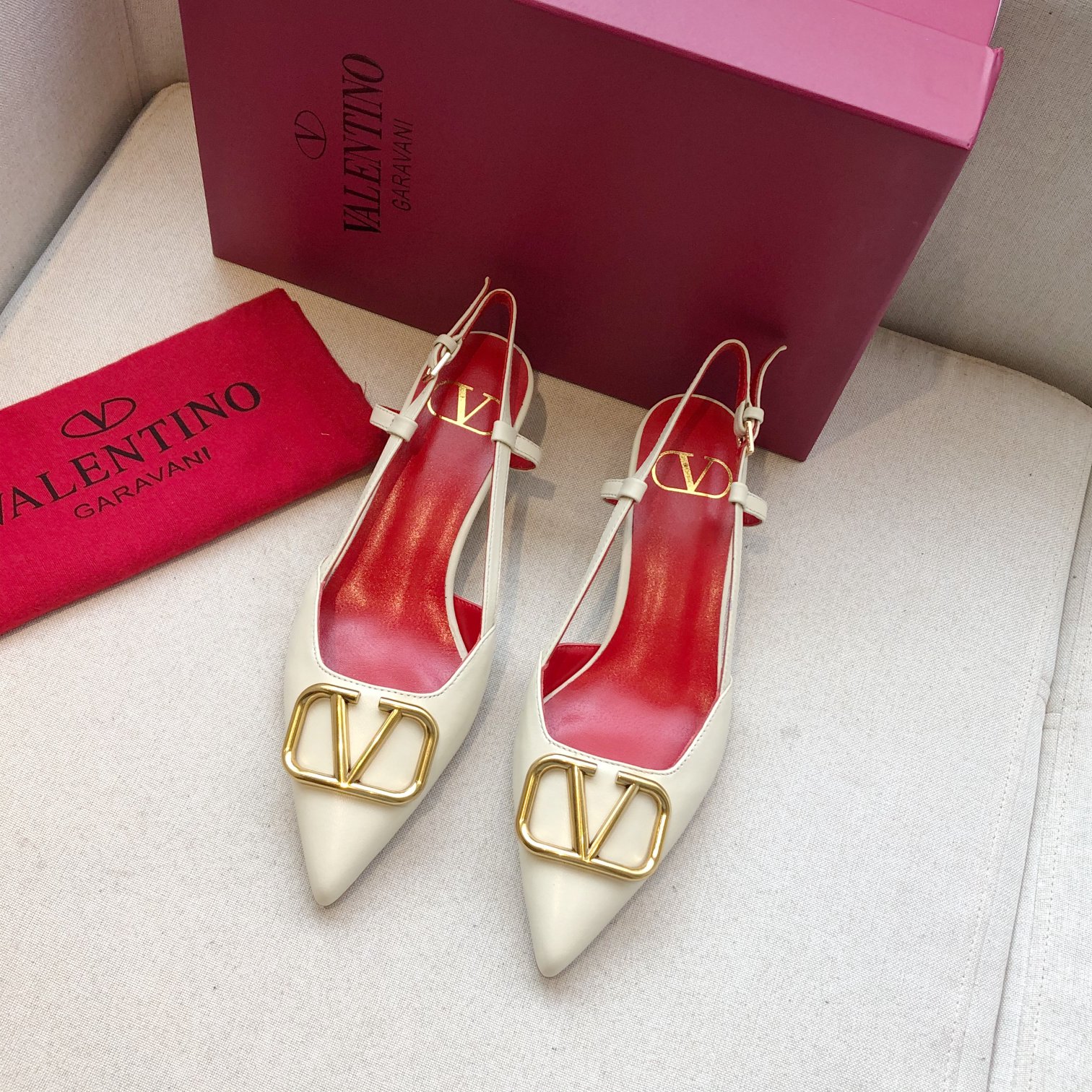 Valentino. Valentino gran hebilla v zapatos individuales contador última serie Versión genuina de lo