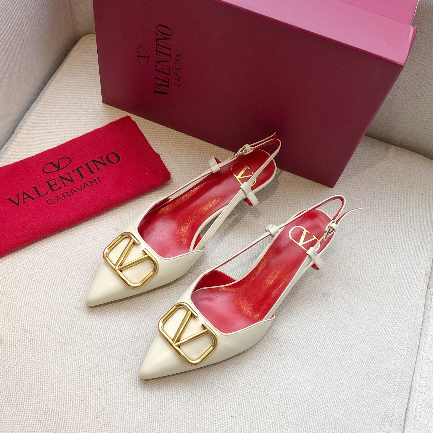 Valentino. Valentino gran hebilla v zapatos individuales contador última serie Versión genuina de lo