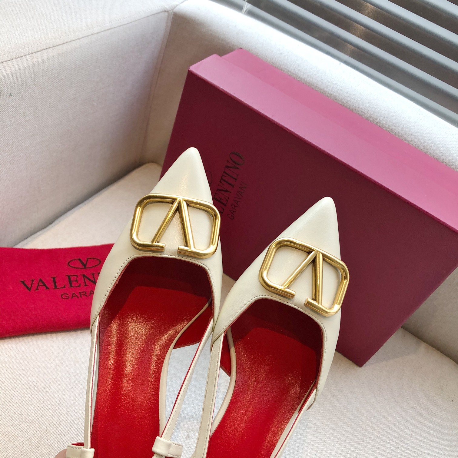 Valentino. Valentino gran hebilla v zapatos individuales contador última serie Versión genuina de lo