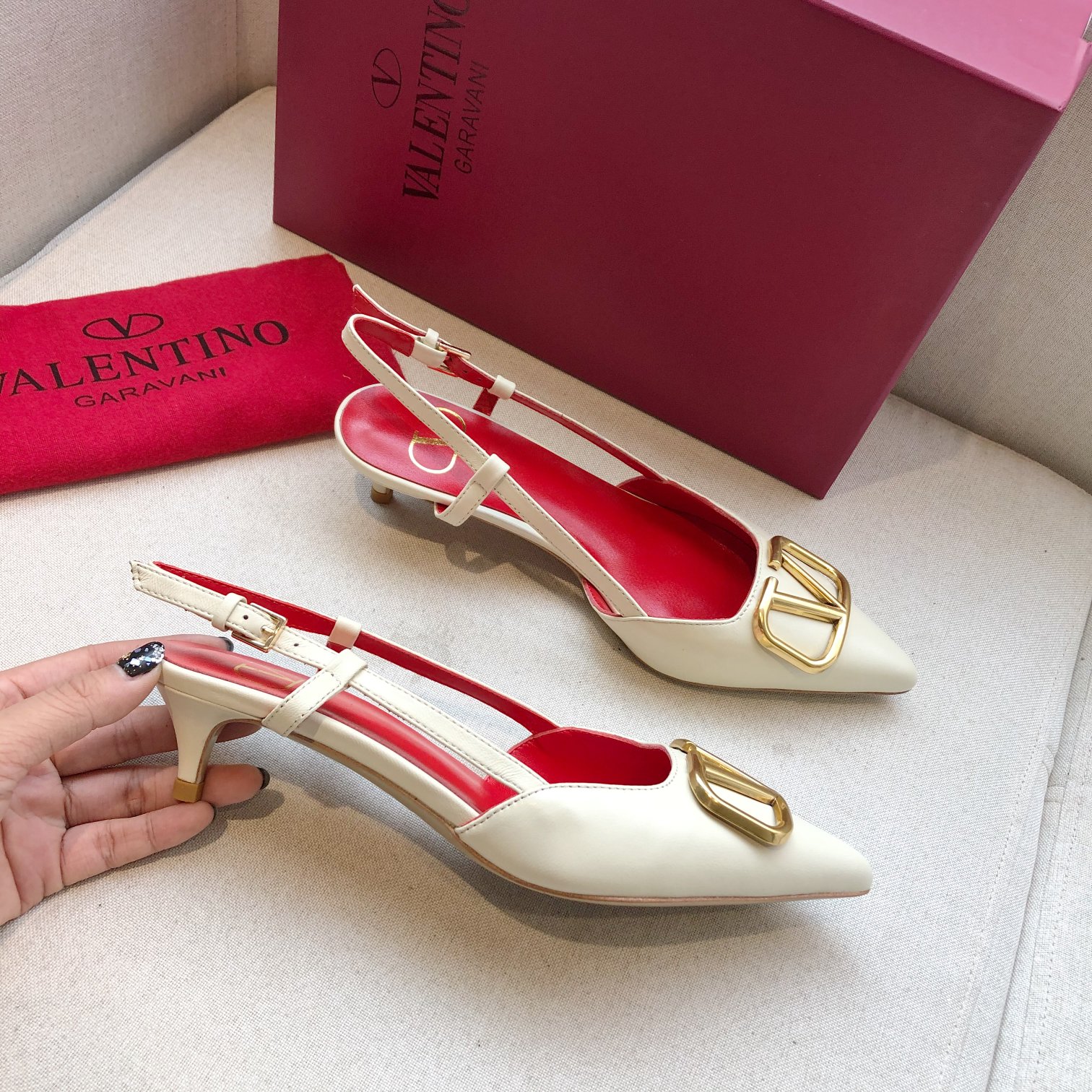 Valentino. Valentino gran hebilla v zapatos individuales contador última serie Versión genuina de lo