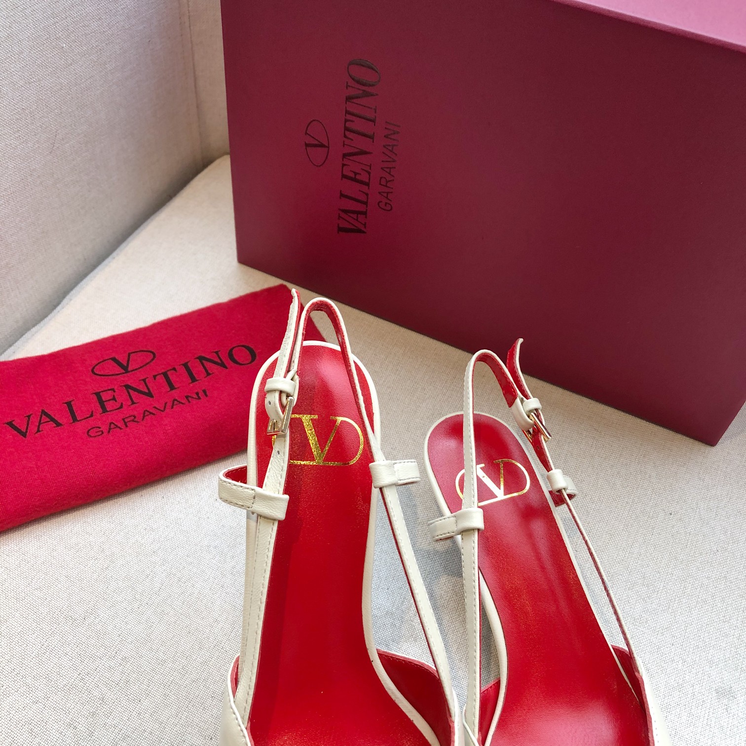 Valentino. Valentino gran hebilla v zapatos individuales contador última serie Versión genuina de lo