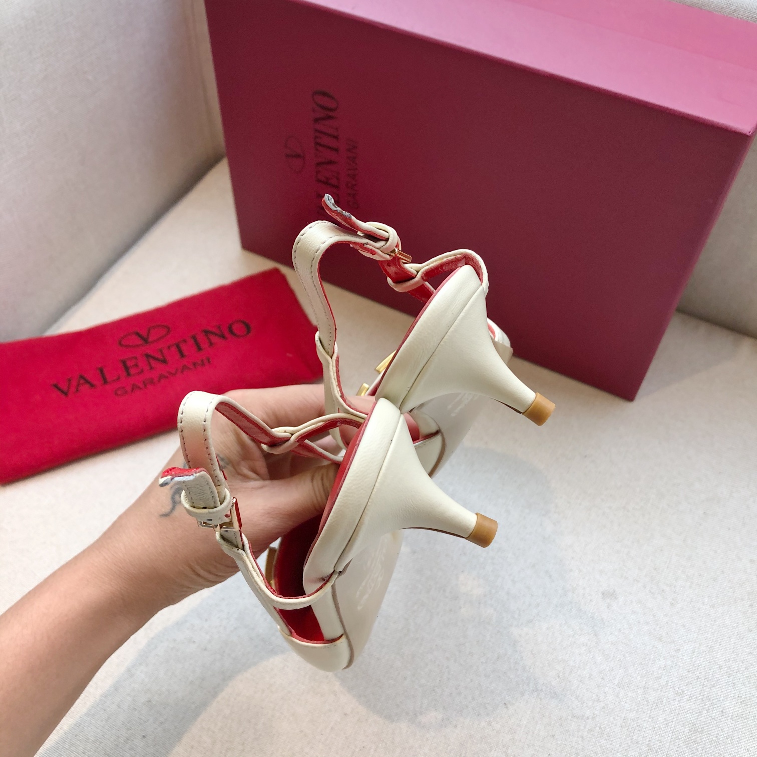 Valentino. Valentino gran hebilla v zapatos individuales contador última serie Versión genuina de lo